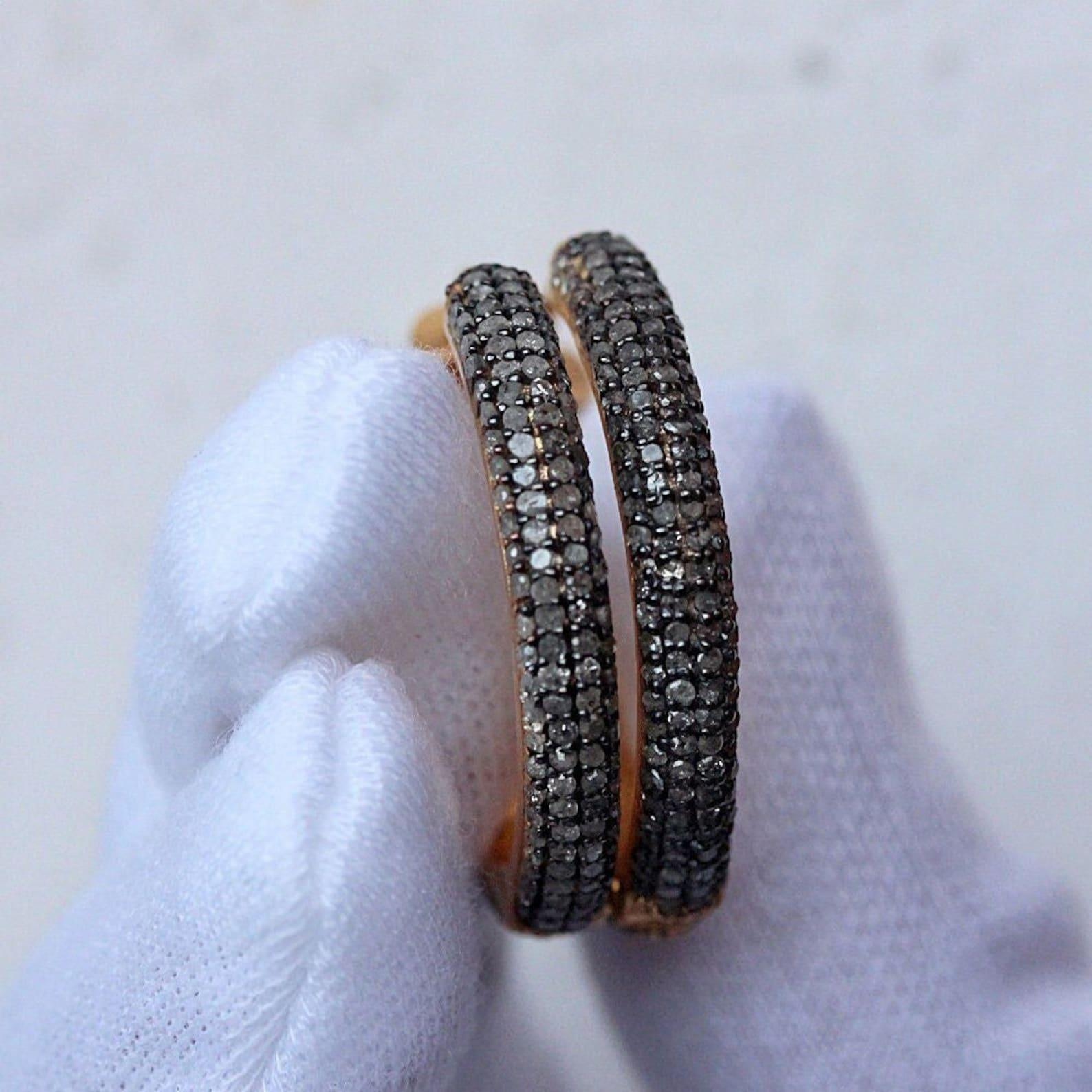 Orecchino a cerchio in argento 925 con pavé di diamanti per lei Bellissimo regalo di anniversario

Chiusura: a vite

Peso lordo: 6,13 grammi

Argento 925 Peso: 5,61 grammi

Peso del diamante: 2,60 carati

Dimensioni del cerchio: 26x4 mm
