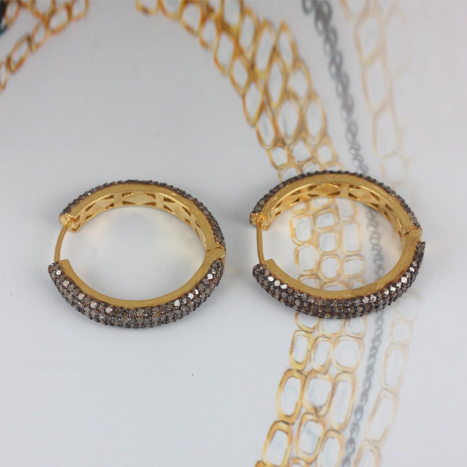 Orecchino a cerchio in argento 925 con pavé di diamanti per lei Bellissimo regalo di anniversario In condizioni Nuovo in vendita a Chicago, IL