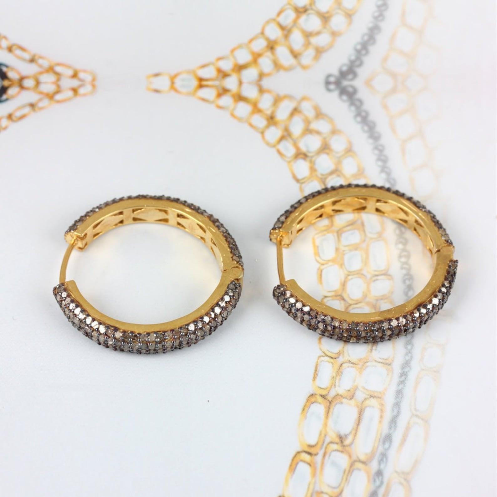 Orecchino a cerchio in argento 925 con pavé di diamanti per lei Bellissimo regalo di anniversario in vendita 1