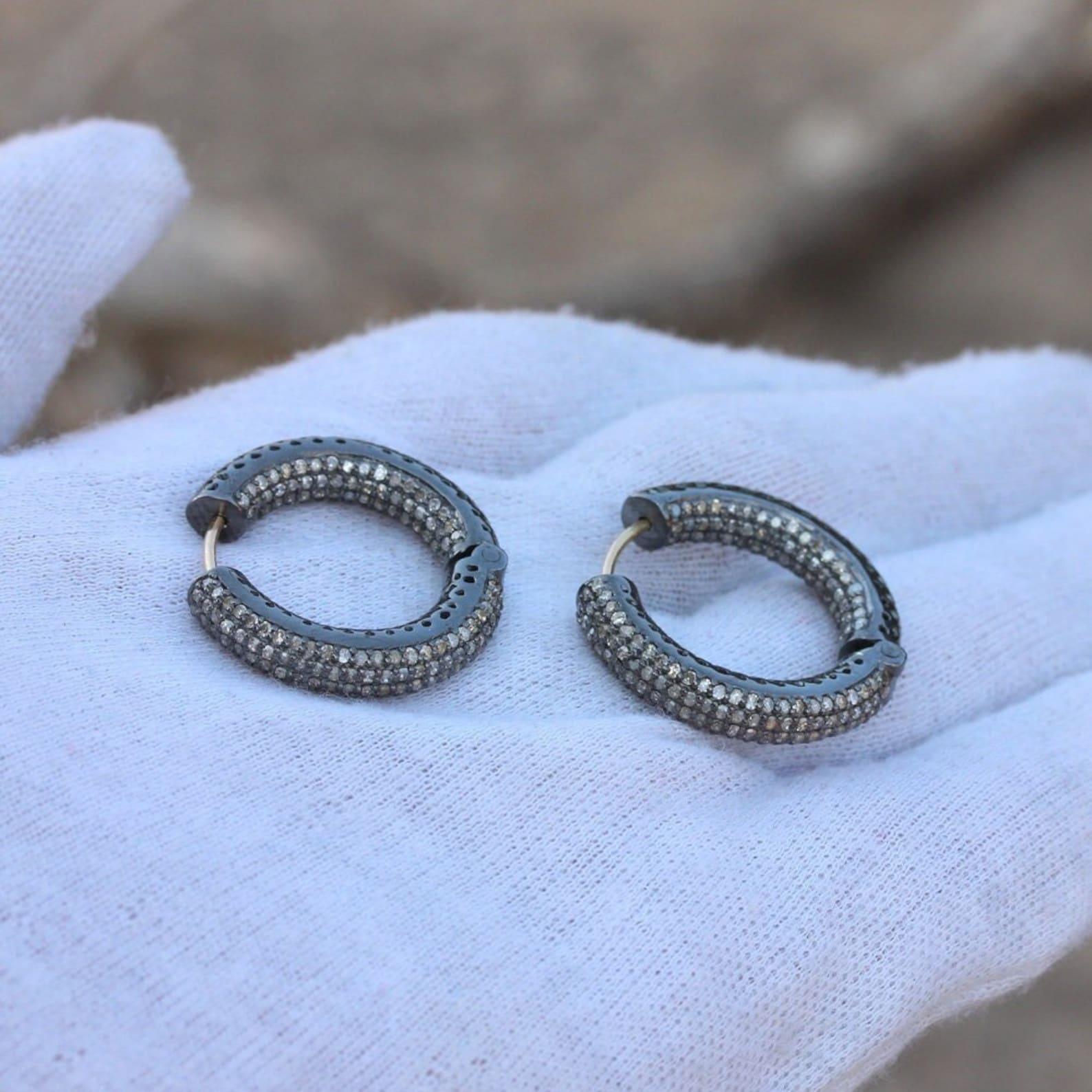 925 Sterling Silver Pave Diamond Hoop Earrings 14k Solid Gold Gift For Her.


Fermeture : fil d'oreille

Poids brut : 11,31 grammes

Or jaune 14k Poids : 1,25 grammes

Argent 925 Sterling Poids : 9.39 Grammes

Poids du diamant : 3,35 carats

Taille