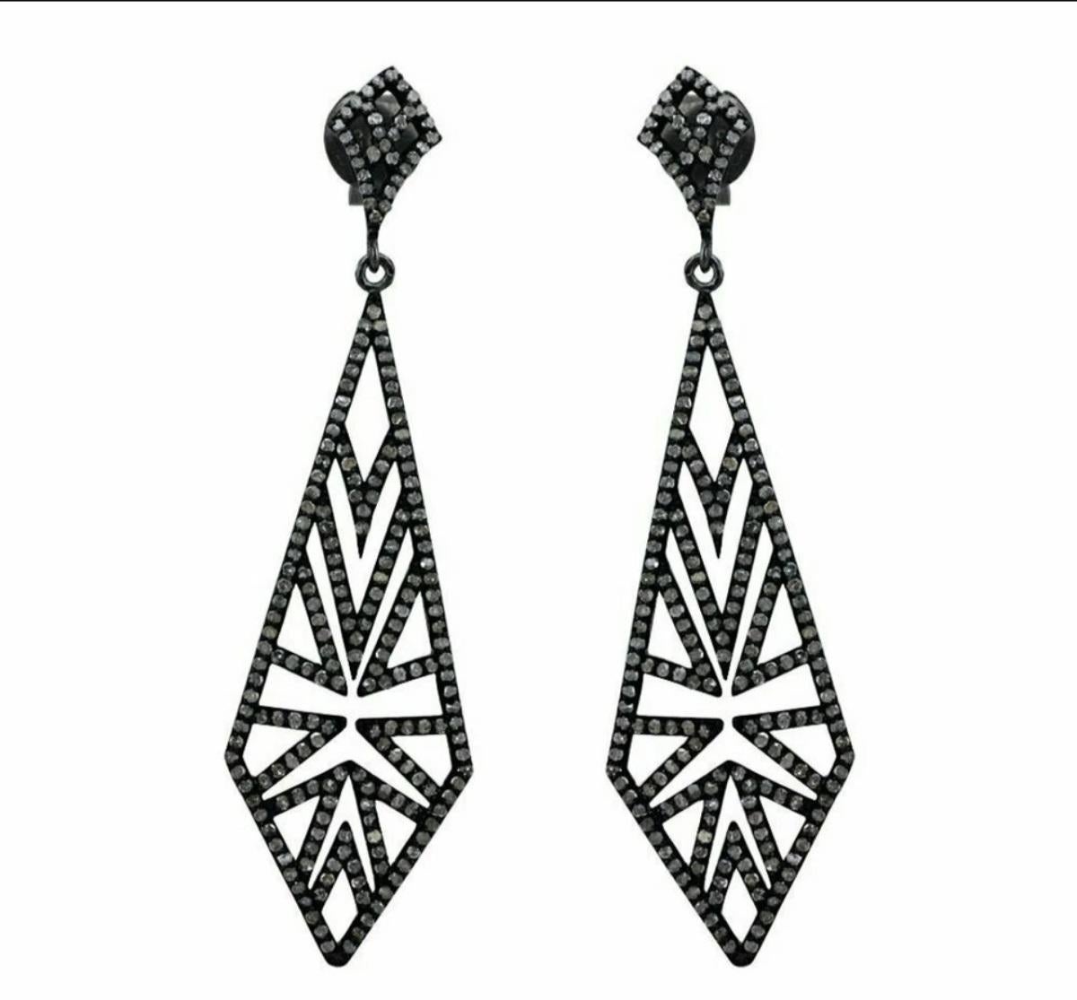 Pendiente largo de plata de ley 925 con pavé de diamantes Joyas de boda con diamantes.

Base metálica
Plata de ley, 925 partes por 1000
Peso del diamante
4,86 cts Aprox.
Peso de plata 925
10,23 gramos aprox.
Peso bruto
11,2 Gramos Aprox.
Pureza del