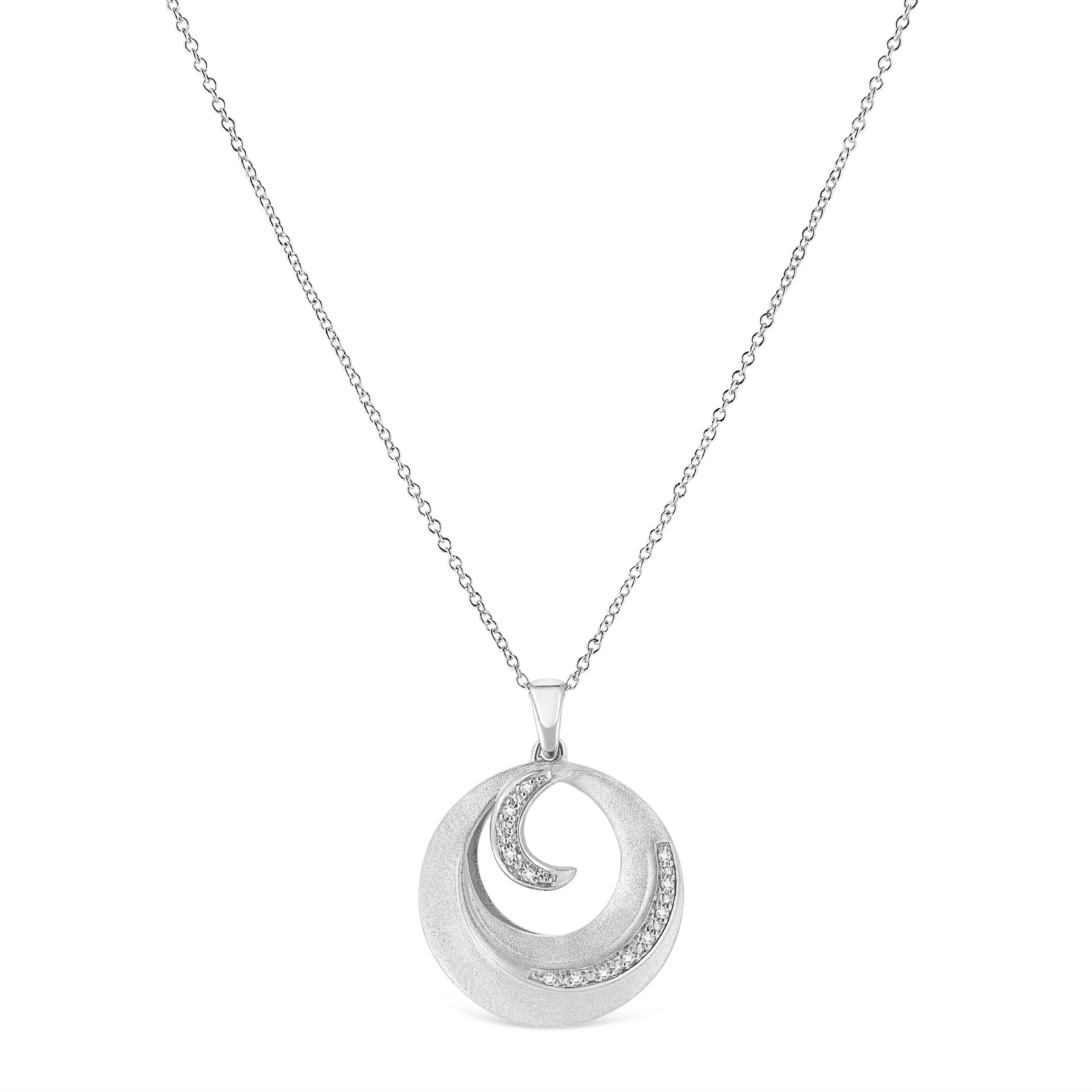 Semplicemente stupefacente, questo bellissimo ciondolo con diamante vestirà la sua bella scollatura. Realizzato in caldo argento sterling, questo pendente dal design circolare e glamour è rivestito da 12 diamanti rotondi incastonati che aggiungono
