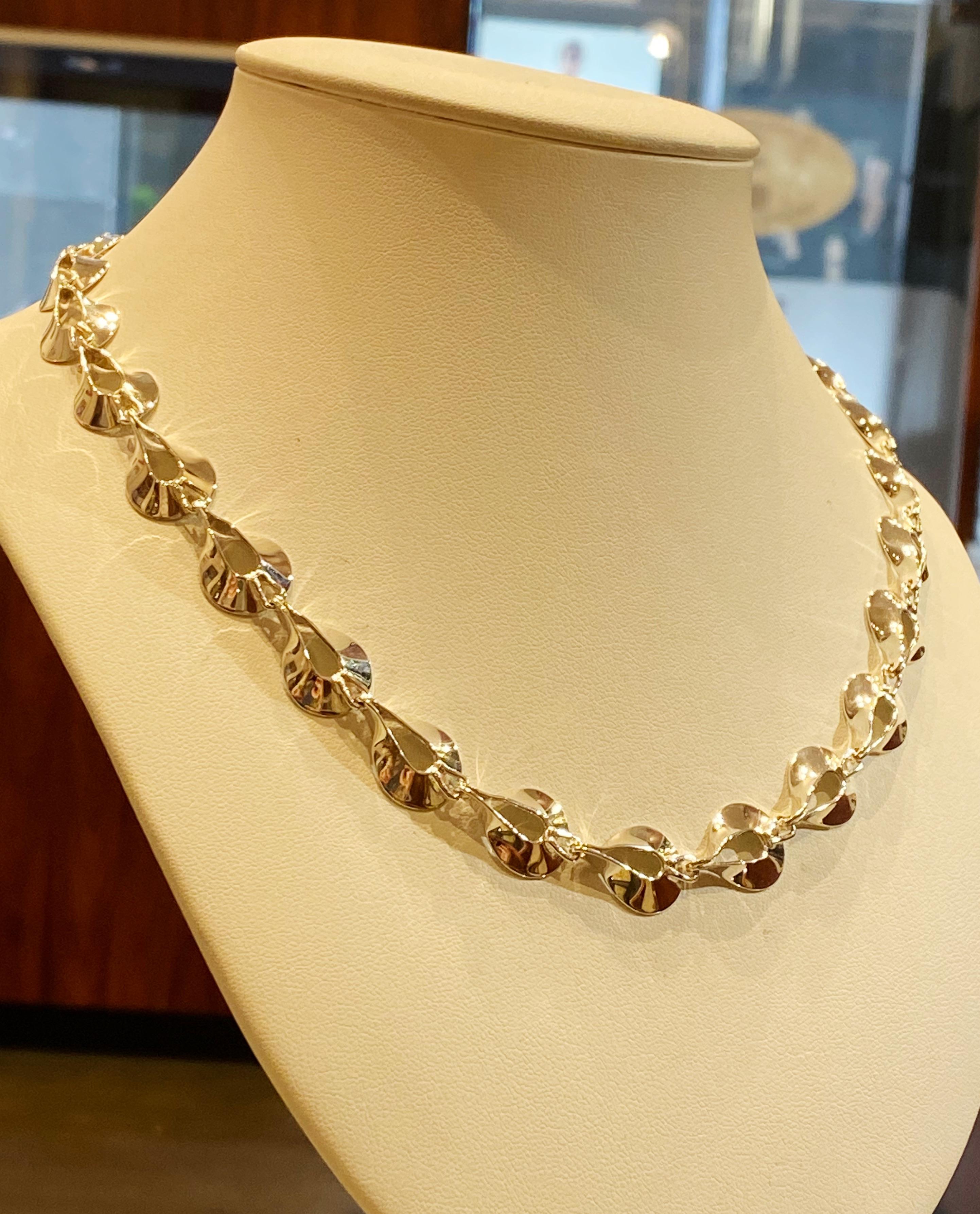 Collana a catena in argento 925
con insolite maglie a forma di pera con finitura lucida, 
Ciascuna misura 1,5 cm 

questa catena è lunga 48,5 cm (19 pollici),
completato da una chiusura a gancio

Peso totale dell'articolo: 39.3 grammi. 

Made in