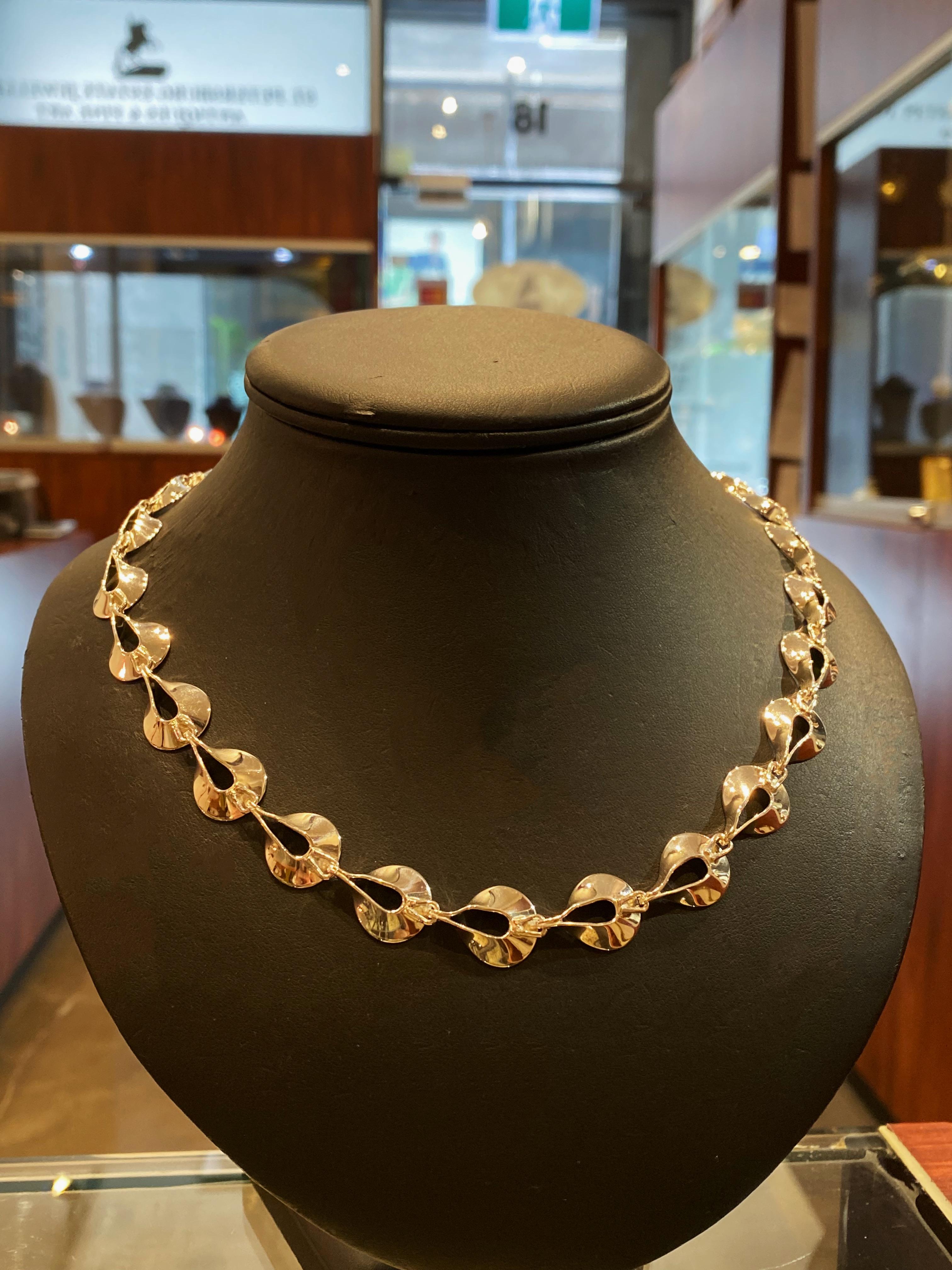 Collana italiana in argento 925 con maglie a forma di pera traforate, 48,5 cm. In condizioni ottime in vendita a MELBOURNE, AU