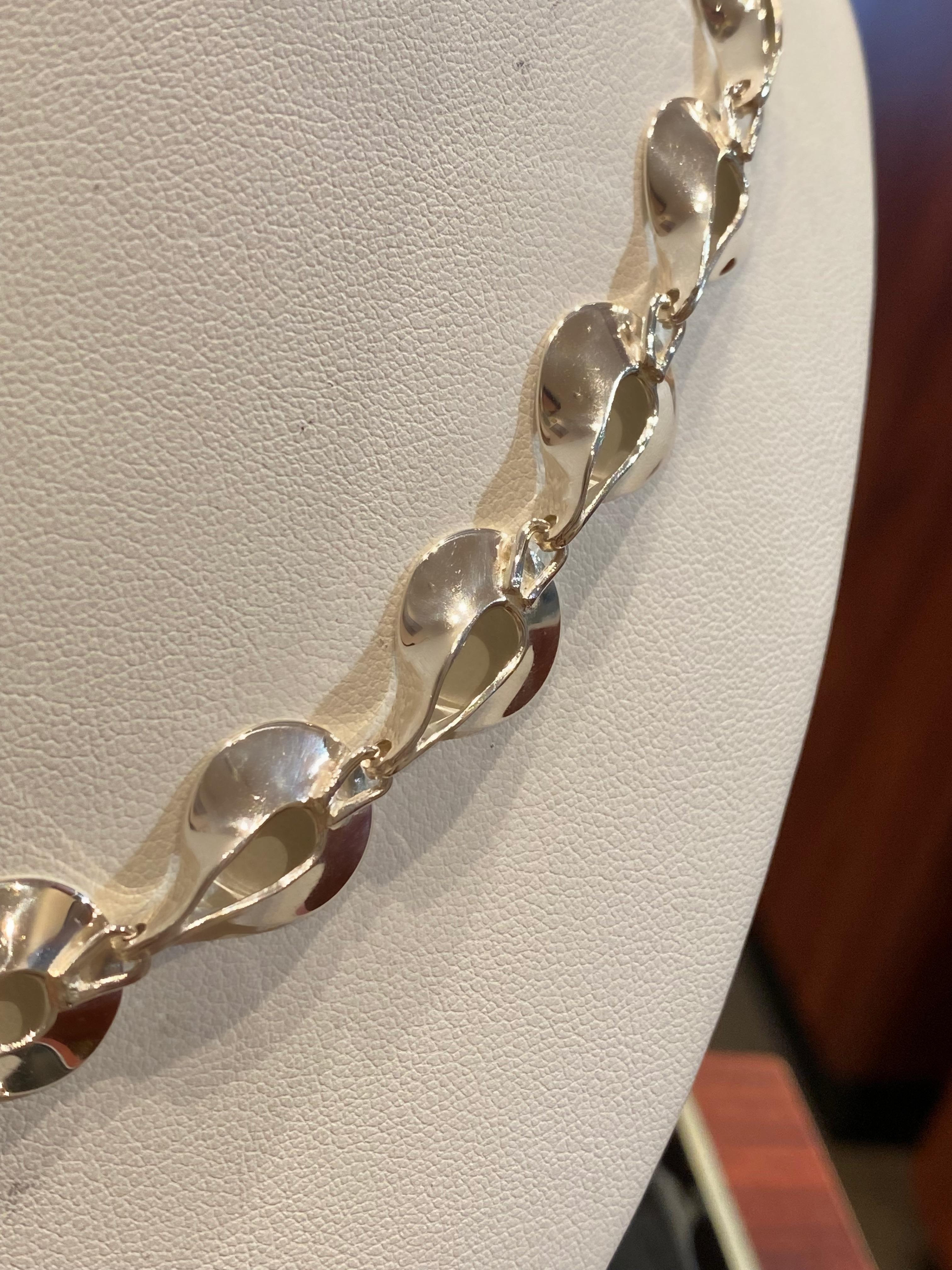 Donna Collana italiana in argento 925 con maglie a forma di pera traforate, 48,5 cm. in vendita