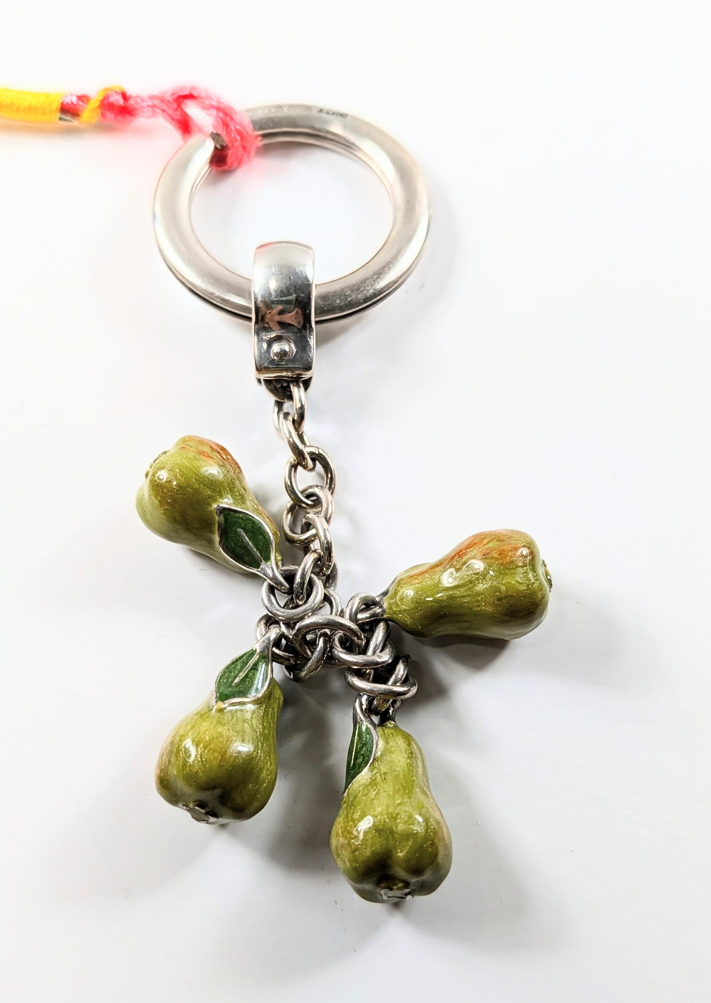 925 sterling silver pears keychain signed by Italian Pietro Sorini Arezzo from the 1960s with green metallic enamel details

Weight 41 grams

 

PRADERA is a second generation of a family run business jewelers of reference in Spain, with a rich