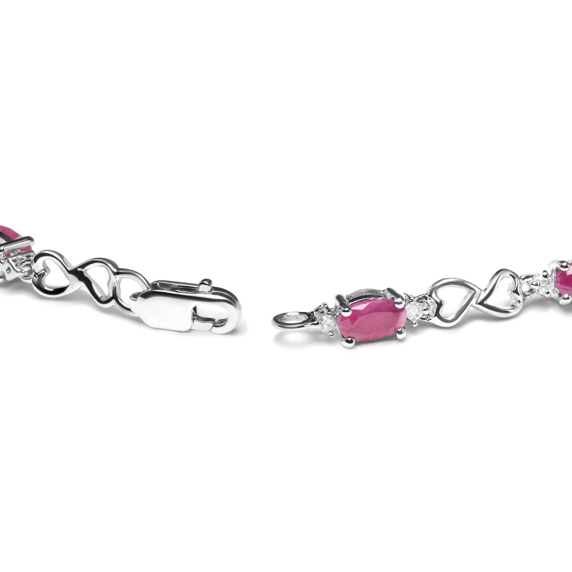 Voici un bijou époustouflant et unique, parfait pour ajouter une touche de sophistication et de glamour à n'importe quelle tenue. Ce magnifique bracelet à maillons en argent sterling est orné de 11 rubis rosés de taille ovale et de 22 diamants de