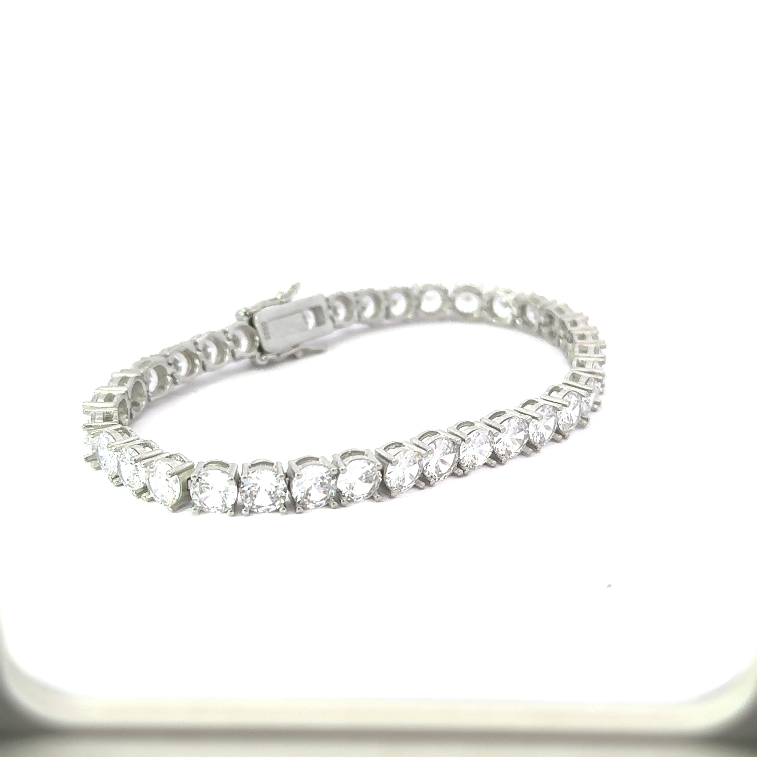 Prong Runde Form Strass Tennisarmband für Freundin in Sterling Silber. Sie brauchen ein Statement-Tennisarmband, um mit Ihrem Look ein Zeichen zu setzen. Jedes Stück ist mit schillernden Zirkonia-Steinen besetzt, die für ihren Glanz und ihre