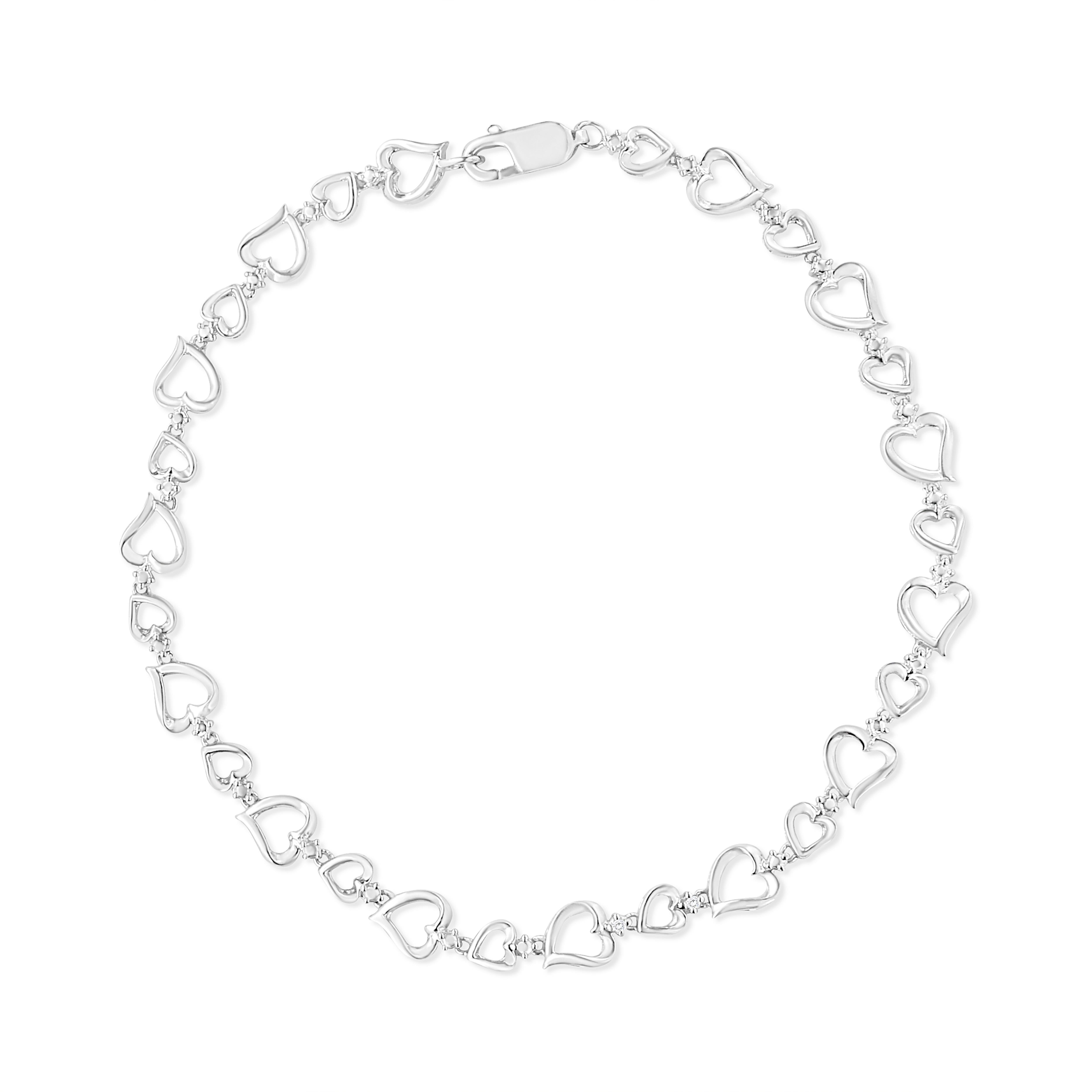 Date un capricho con esta elegante y refinada pulsera de eslabones infinitos. Creada en fría plata de ley .925, esta pieza está diseñada con eslabones de corazón alternados. Esta pieza de diamantes engastados mide 7,25 pulgadas y será el complemento