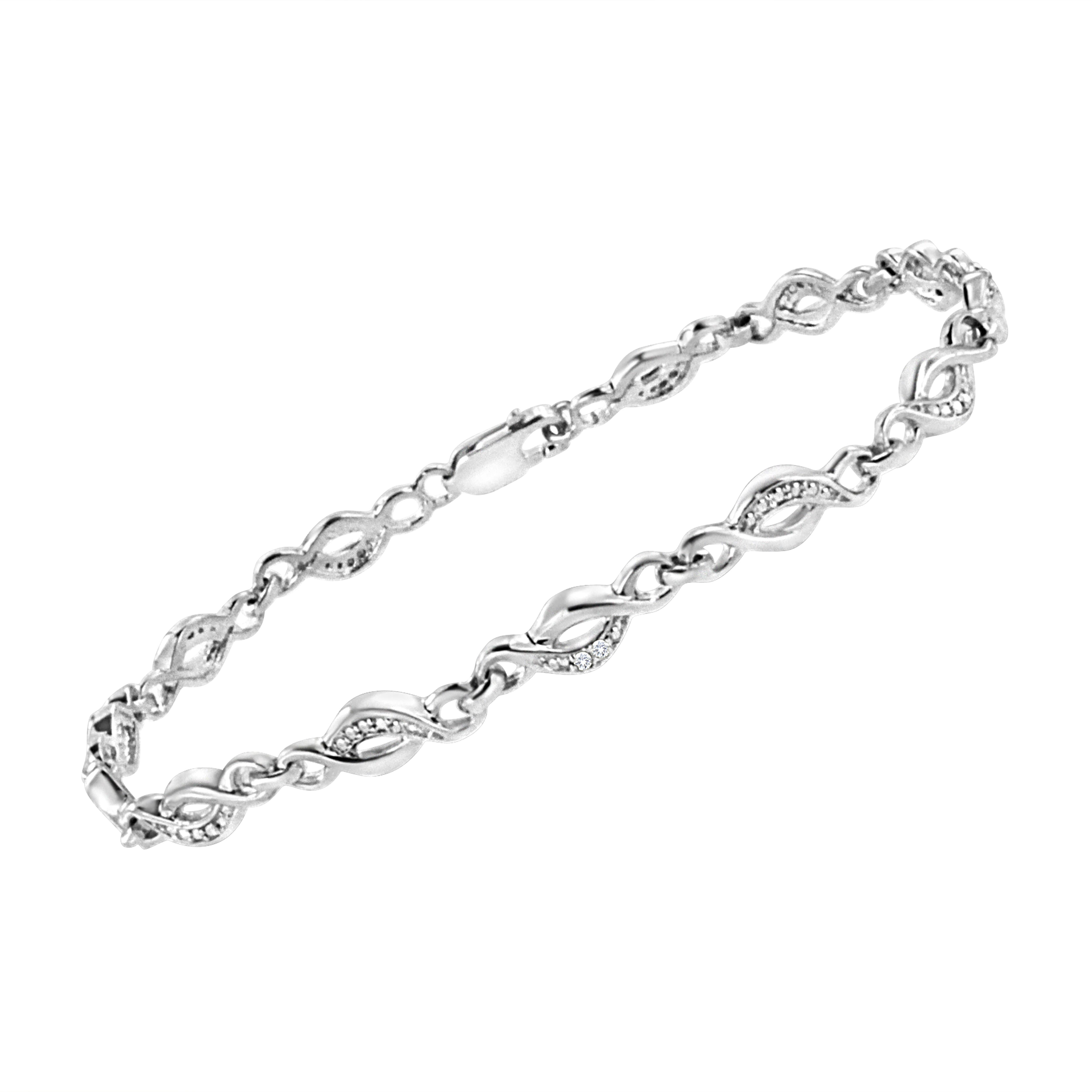 Offrez-vous ce bracelet à maillons infinis élégant et raffiné. Créée en argent sterling 925, cette pièce est conçue avec des liens infinis en argent, sertis en alternance de diamants ronds. Cette pièce sertie de diamants mesure 7,25 pouces de long