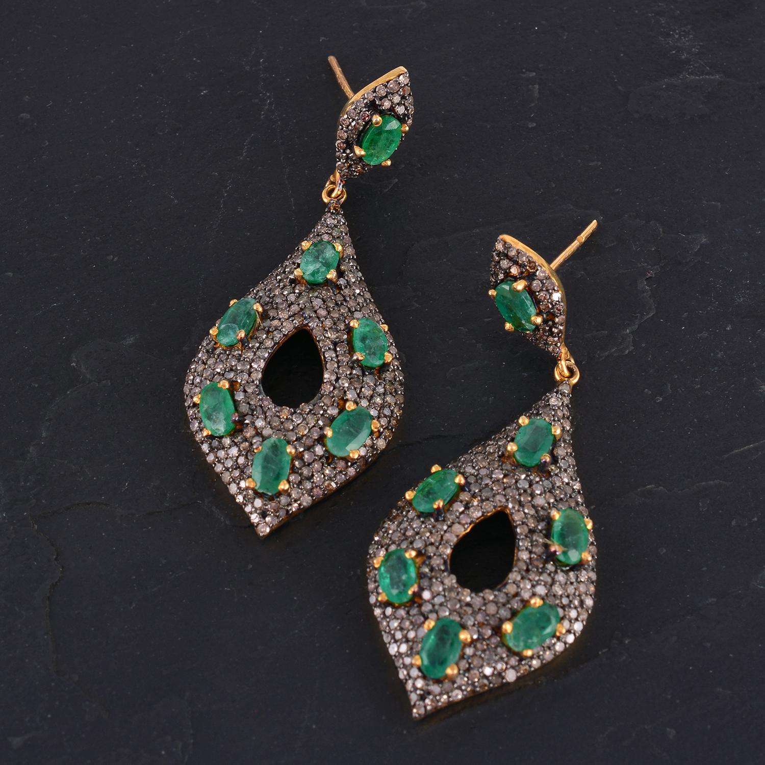 Total Gross weight of the earring worth 9.66 grams Gold with 0.48 grams and 925 sterling silver with 7.936 grams.
From an astrological point of view, Emerald is worn to strengthen Mercury. Emerald is green in colour and the ones that are light green