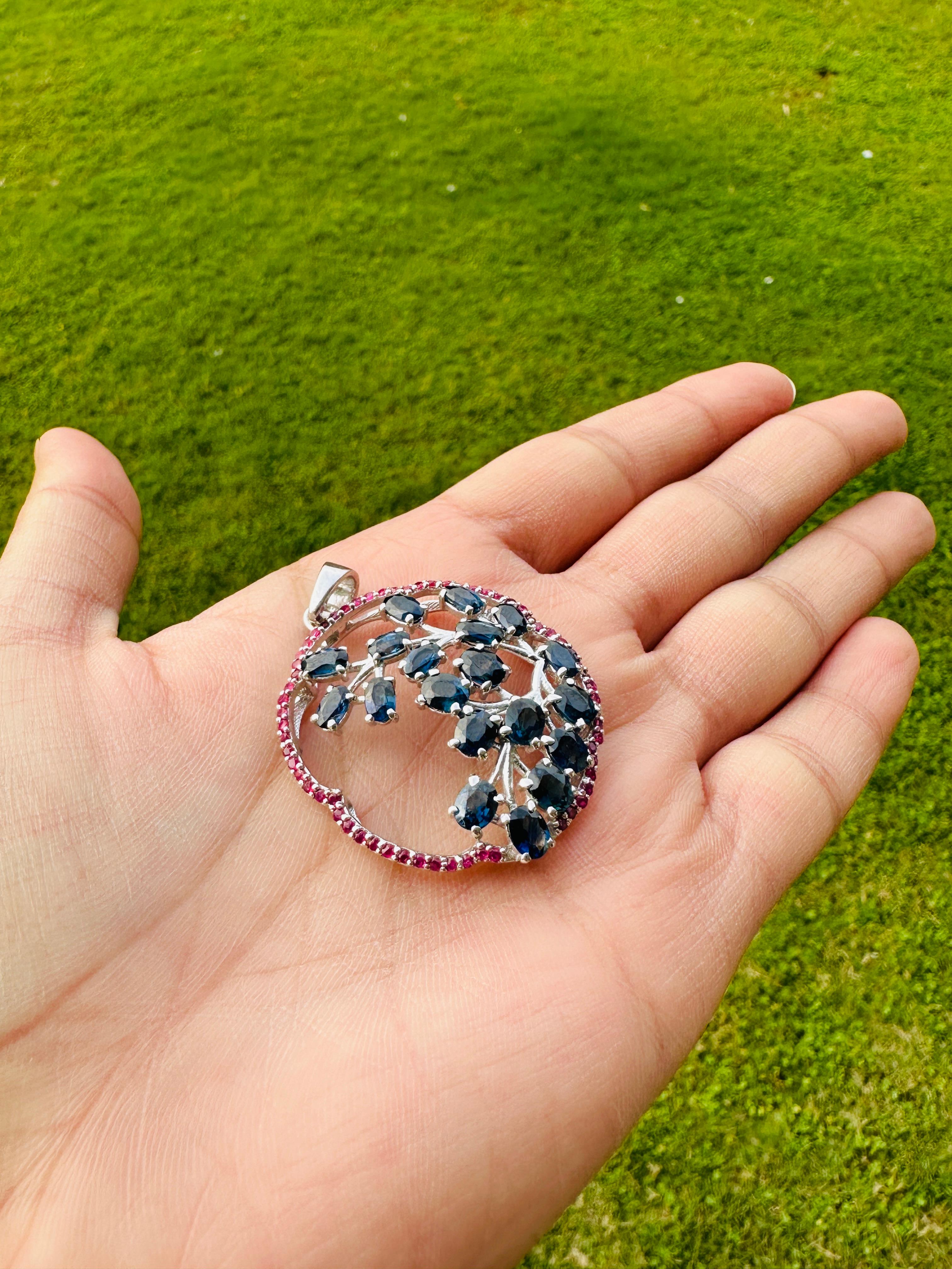 Dieser Anhänger mit echtem blauem Saphir und Rubin Life of Tree ist sorgfältig aus den besten Materialien gefertigt und mit einem atemberaubenden Saphir und Rubin verziert, wobei der Rubin das Selbstvertrauen und die Führungsqualitäten stärkt und