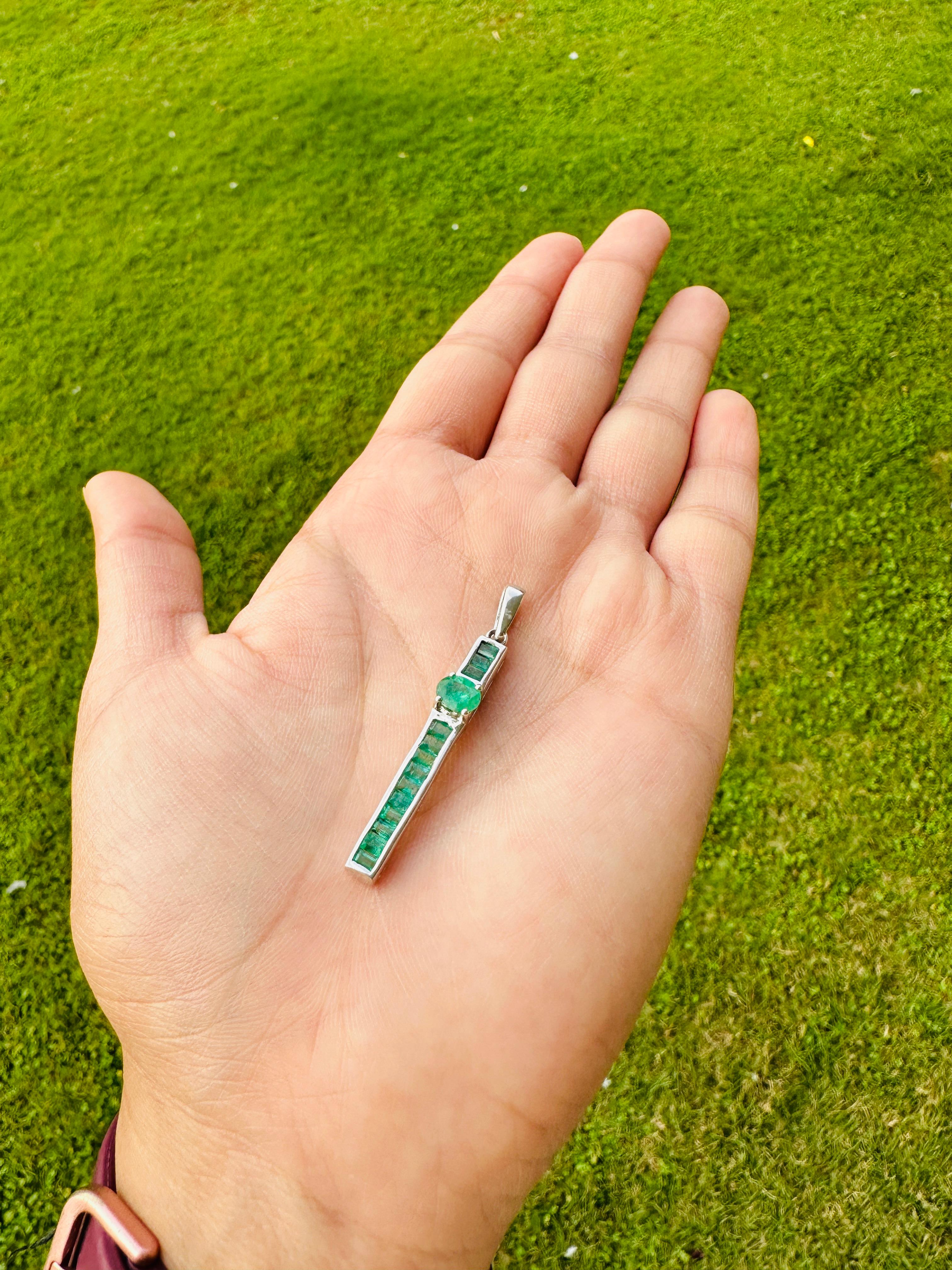 925 Sterling Silver Real Emerald Long Pendant Unisex Gifts In New Condition For Sale In New York, NY