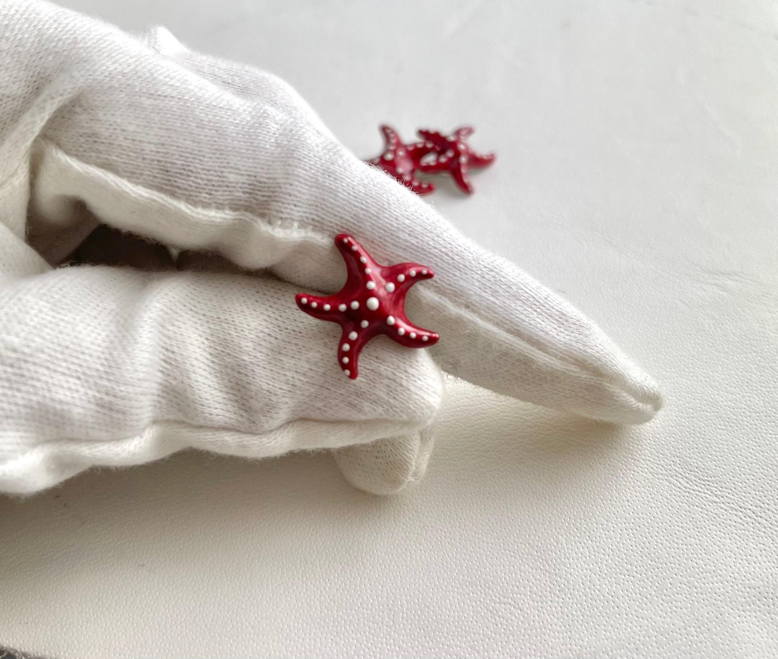 The striking red shade of this enamel illuminated and adorned by white  dot  is the protagonist of this playful pair of cufflinks, shaped as sea stars and made in sterling silver 925. 

Measurements: 
Bigger stars 0.67  inches  circa  
Smallest