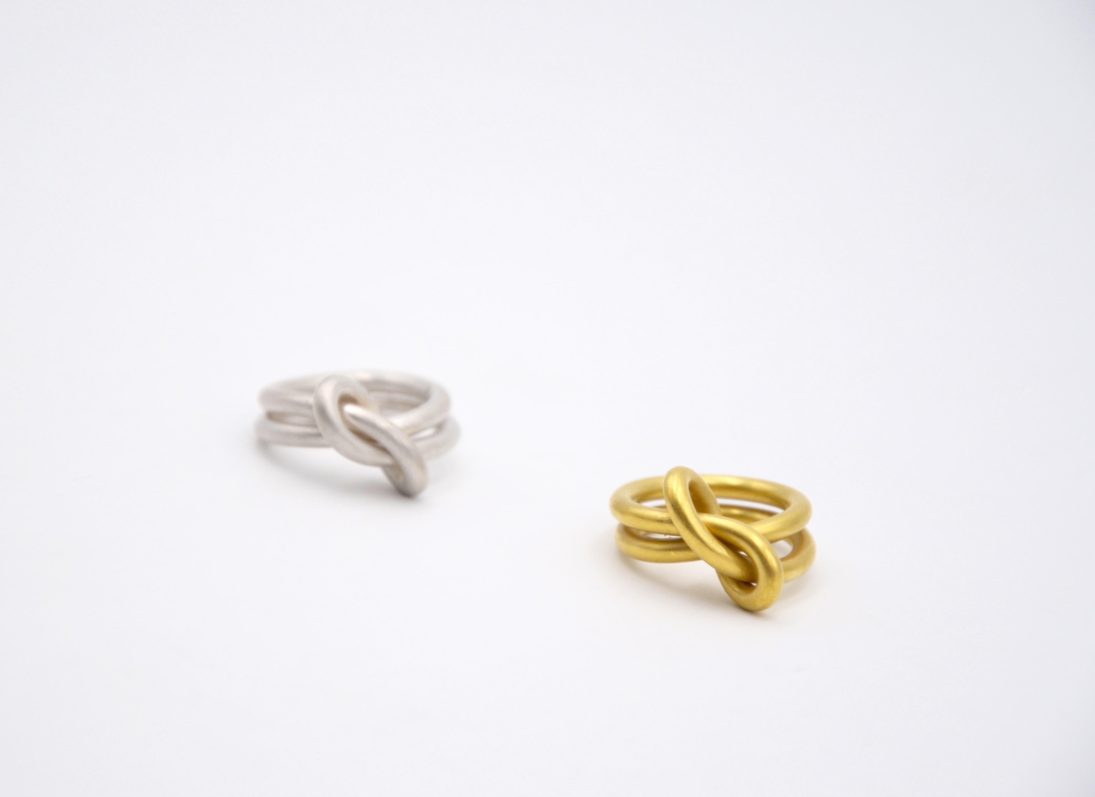 925 Sterling Silver Ring

Simplicity and effortless elegance meet chic coolness, a go-to basic with an extra twist available in gold and silver and gold plated silver. Made out of one 3mm thick wire.
One of Lea Schneider's signature pieces, as she