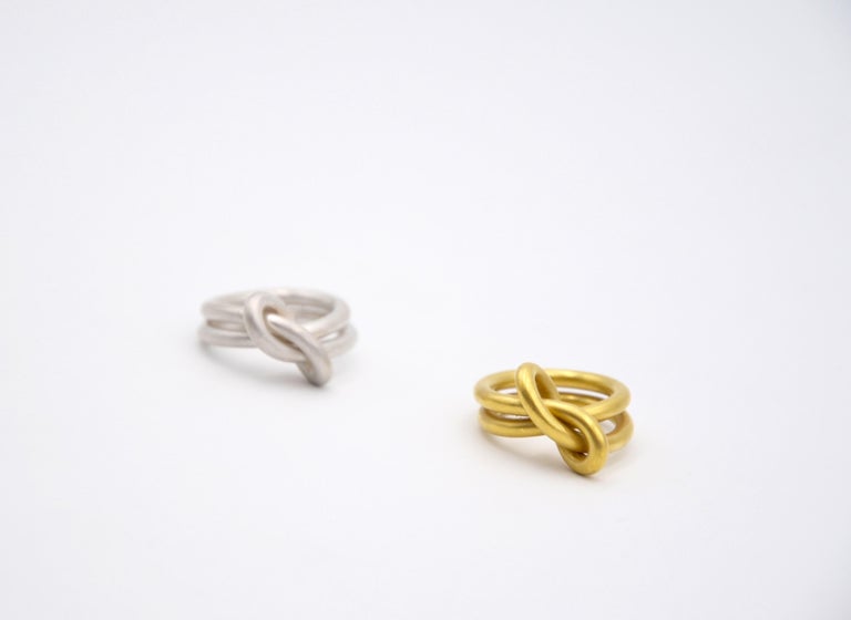 925 Sterling Silver Ring

Simplicity and effortless elegance meet chic coolness, a go-to basic with an extra twist available in gold and silver and gold plated silver. Made out of one 3mm thick wire.
One of Lea Schneider's signature pieces, as she