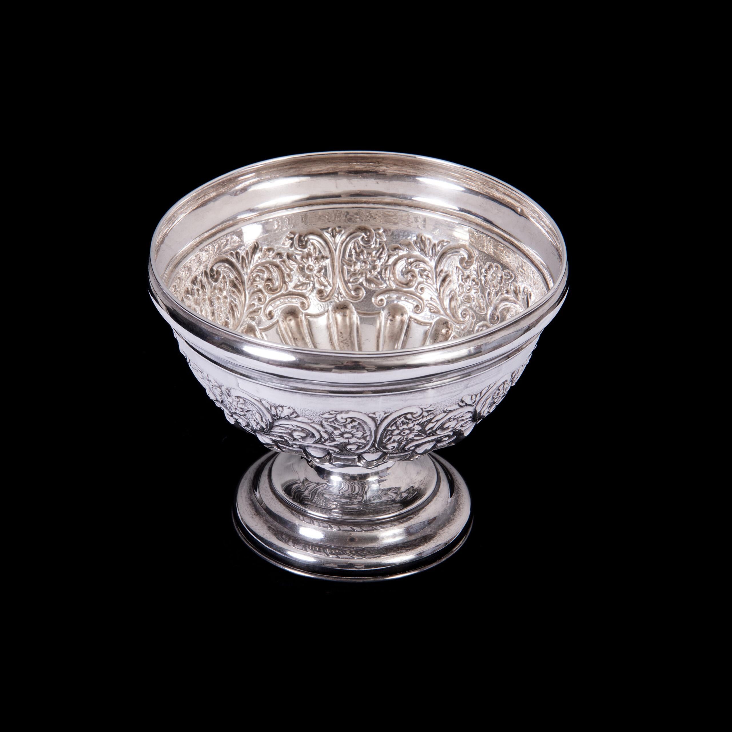 Rosenschale, 925/- Sterlingsilber, England, Birmingham, 1905, gestempelt, Wandung mit floralem Dekor

Höhe 11 cm, Durchmesser 13,5 cm

Rosenschalen wurden für eine üppige Tischdekoration verwendet. Zu diesem Zweck wurde ein Gitter auf die Schale