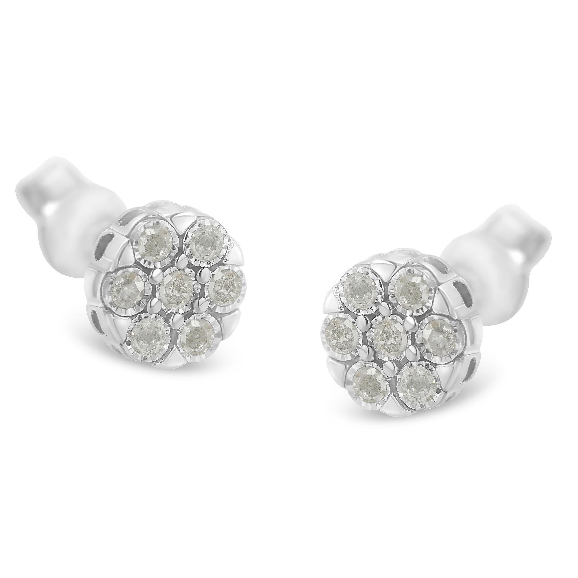 Genießen Sie die zeitlose Eleganz dieser exquisiten Ohrstecker, die sorgfältig aus 925er Sterlingsilber gefertigt sind. Jedes Stück ist ein zartes Meisterwerk mit einem charmanten Blumenmuster, das mit neun natürlichen Diamanten im Rosenschliff