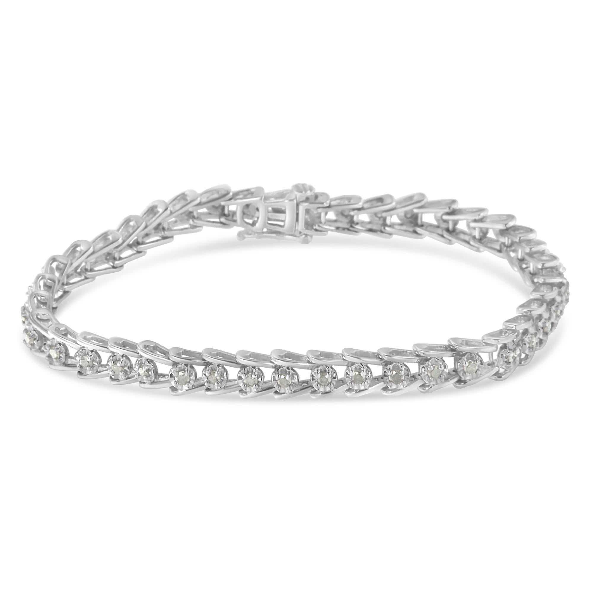Illumina il suo polso con questo seducente braccialetto in argento sterling con maglie a onda. Questo pezzo ha 40 diamanti di qualità promo tagliati a rosa, che si trovano nella parte più bassa della scala di colore e qualità dei diamanti. I