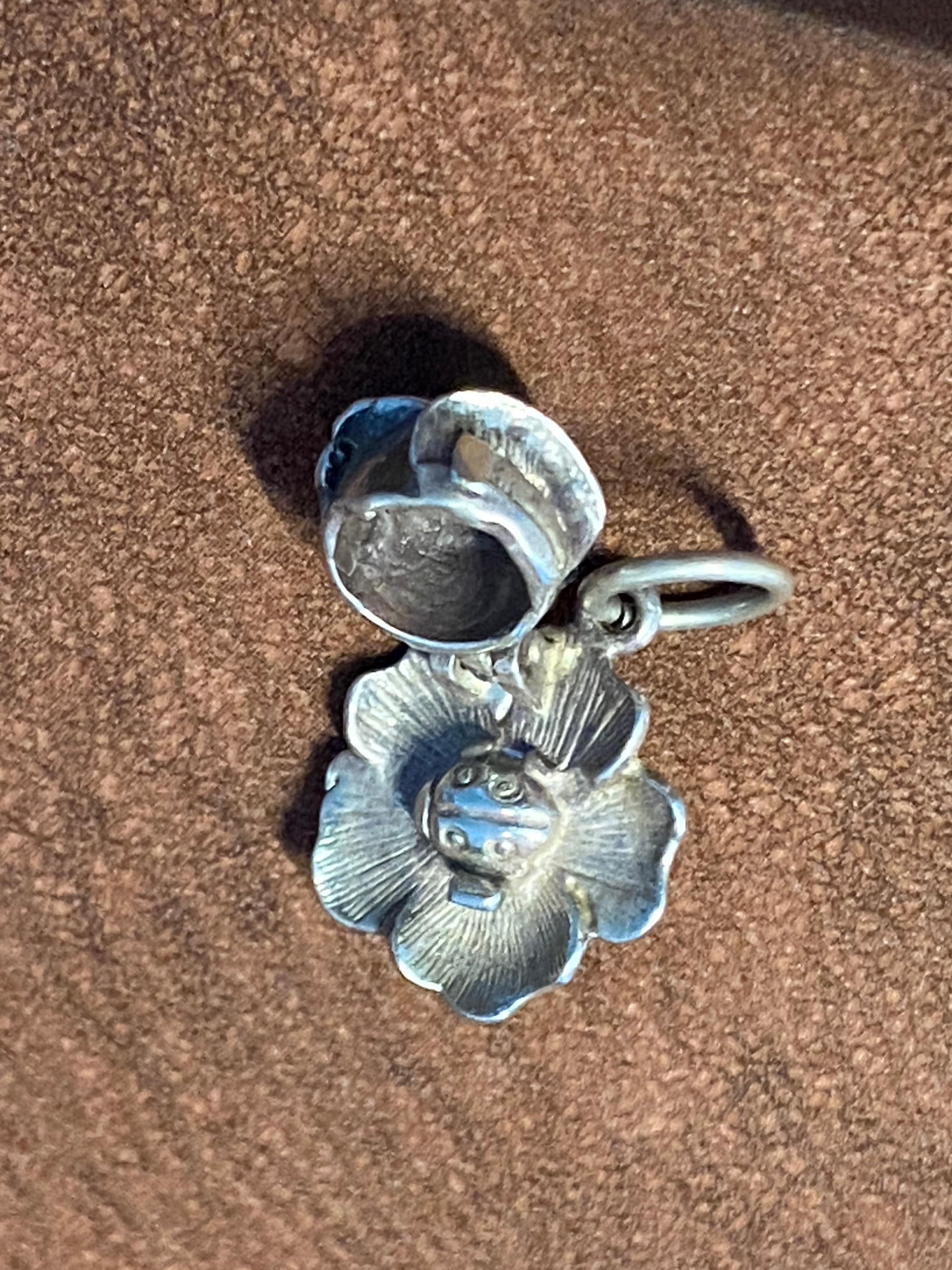 Aufwendig gestaltet wie eine Rose,  
Dieser hübsche Vintage-Charme wurde sorgfältig hergestellt.
aus 925er Sterlingsilber  

Außergewöhnlich detailliert,
Dieser Charme soll Freude bereiten und überraschen...

Bekannt als 