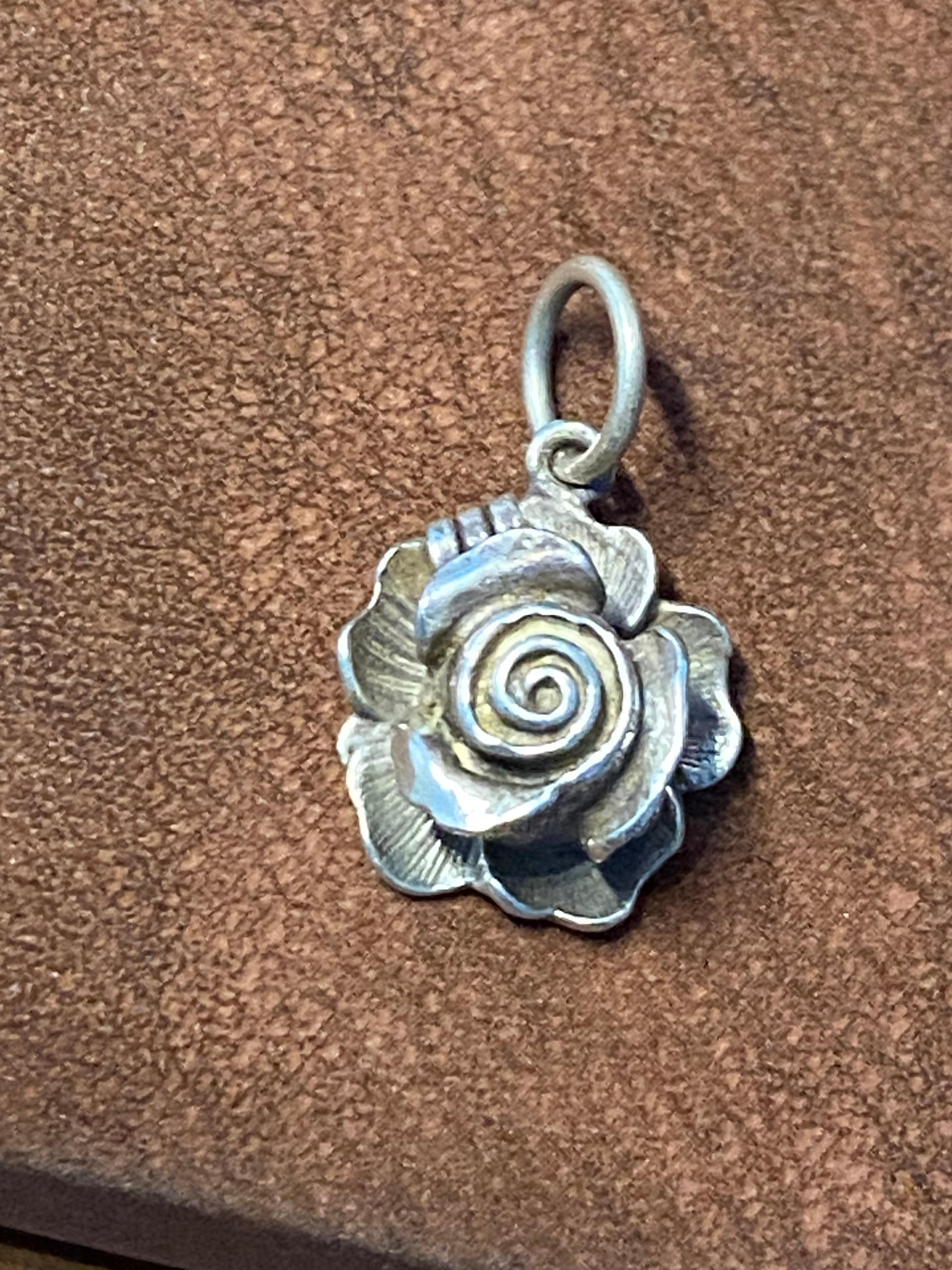 925 Sterling Silber Rose / Marienkäfer Vintage Eröffnung Charme / Anhänger im Zustand „Hervorragend“ im Angebot in MELBOURNE, AU