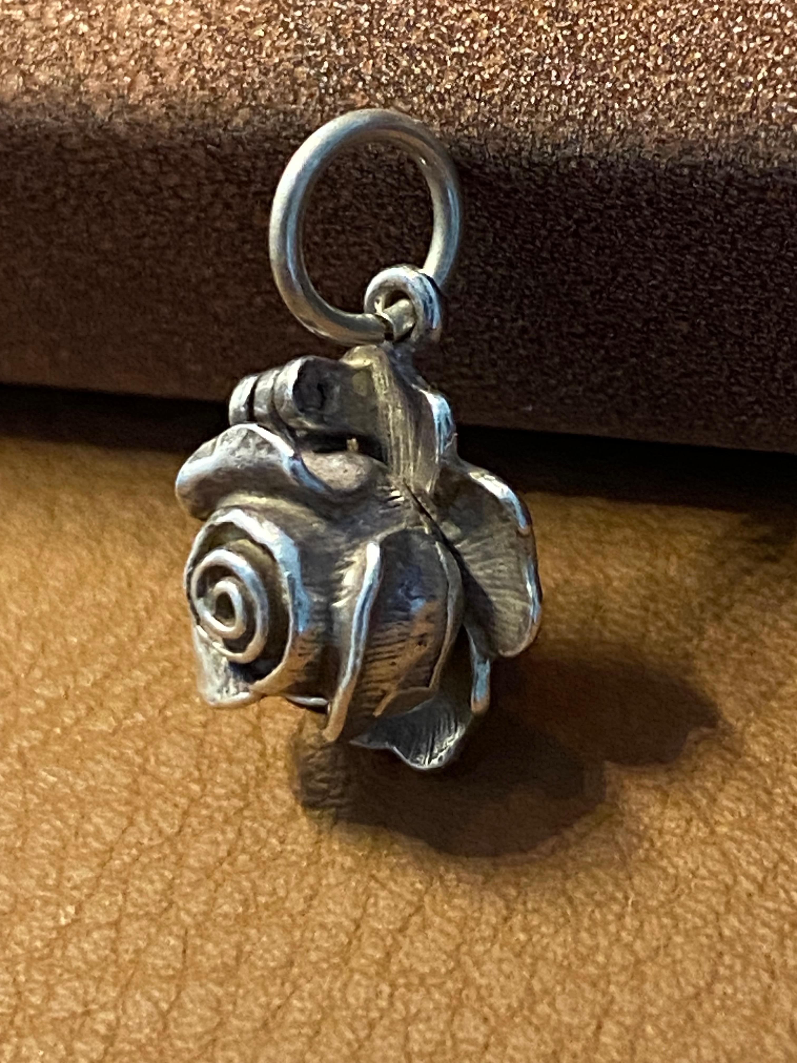 925 Sterling Silber Rose / Marienkäfer Vintage Eröffnung Charme / Anhänger im Angebot 1