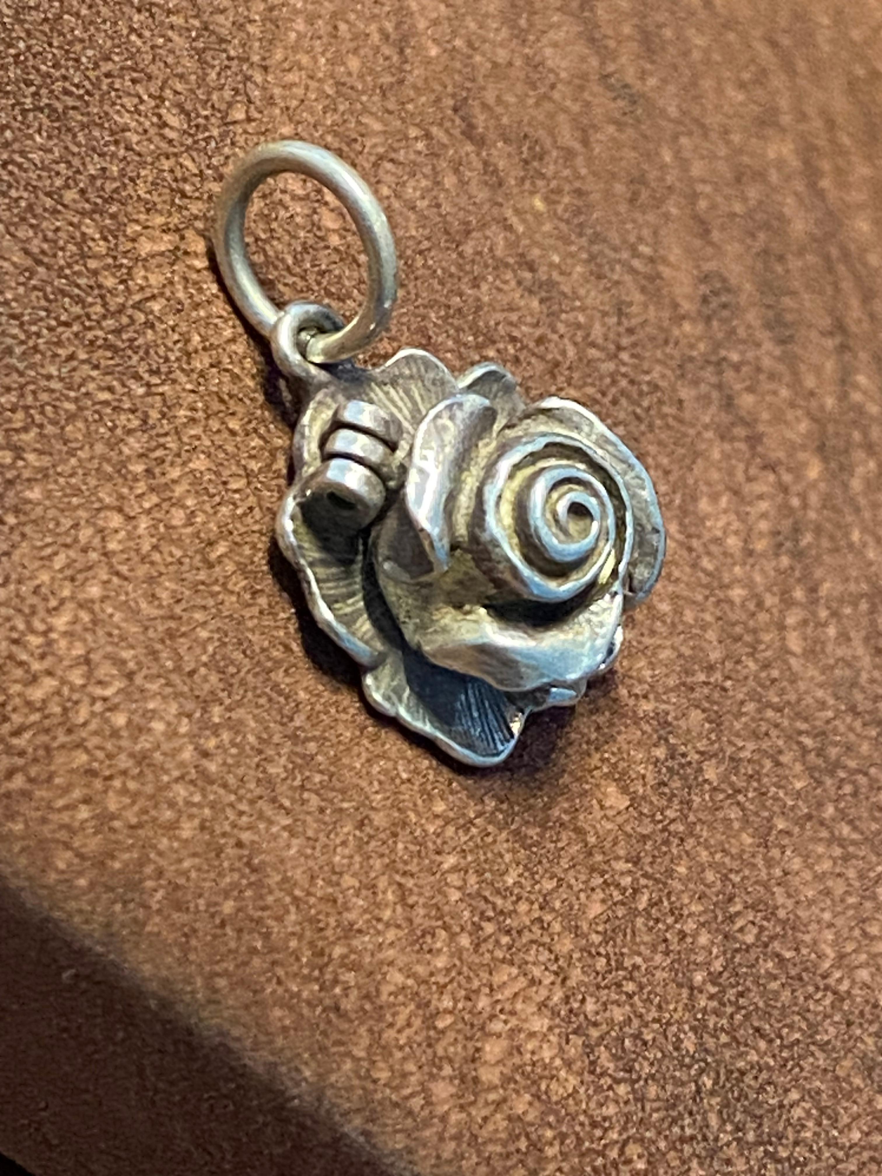 925 Sterling Silber Rose / Marienkäfer Vintage Eröffnung Charme / Anhänger im Angebot 2