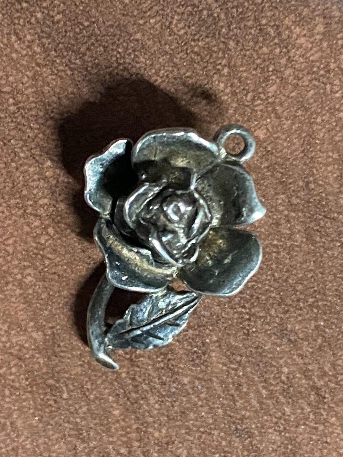 Aufwendig gestaltet als Rose mit Blatt 
Dieser hübsche Vintage-Charme wurde sorgfältig hergestellt.
aus 925er Sterlingsilber  

Außergewöhnlich detailliert,
Dieser Charme soll Freude bereiten und überraschen...

Bekannt als 