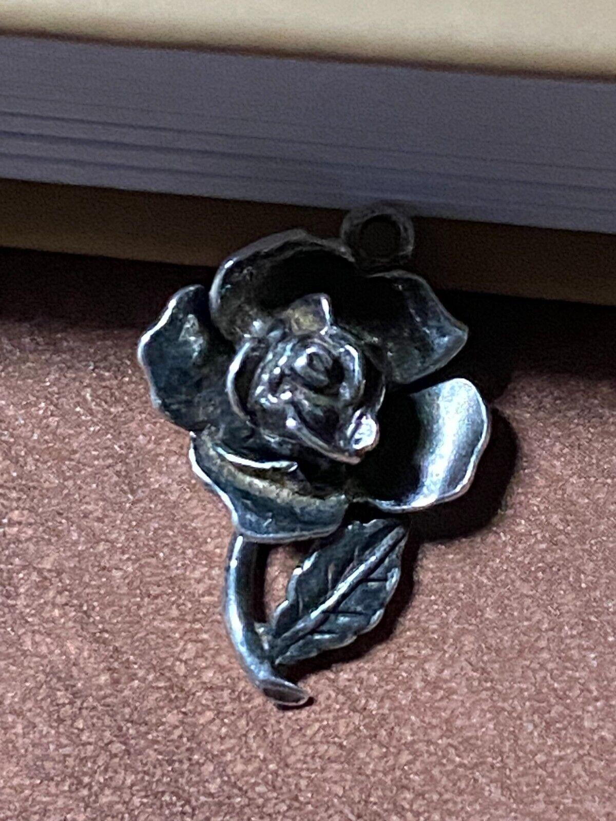 925 Sterling Silber Rose & Gelbe Emaille Biene Vintage Eröffnung Charme / Anhänger im Zustand „Hervorragend“ im Angebot in MELBOURNE, AU