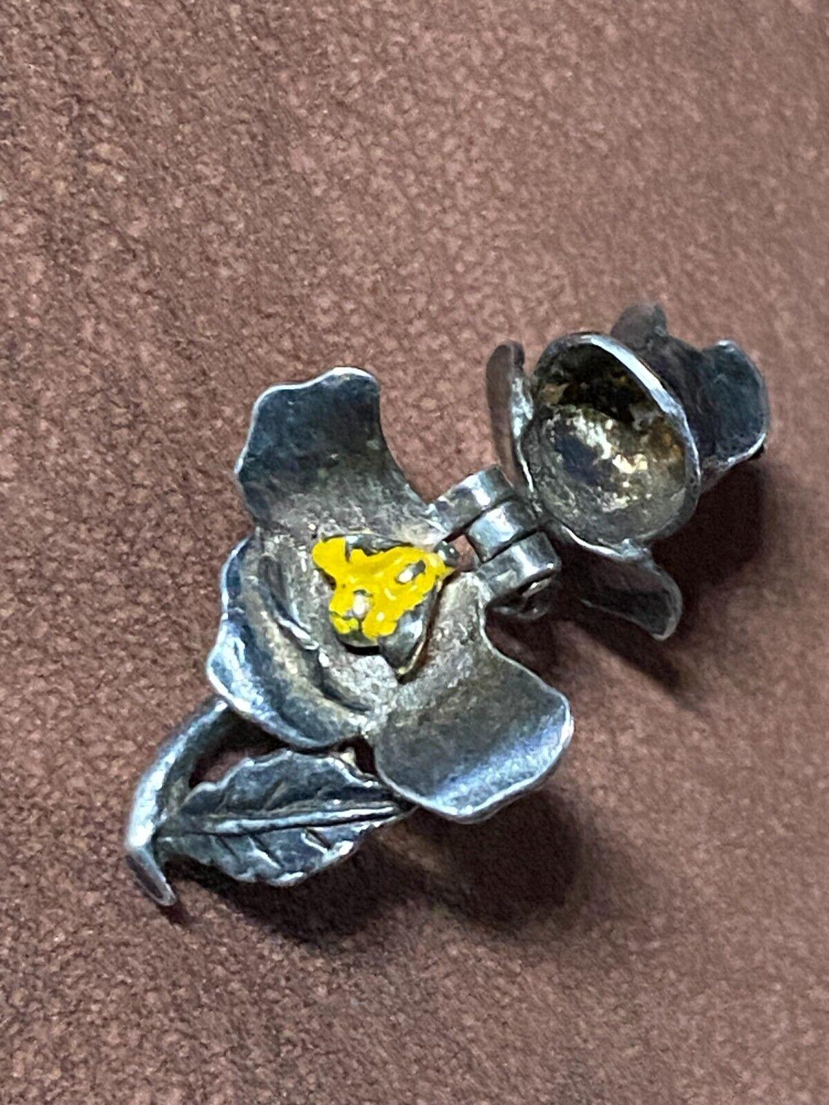 925 Sterling Silber Rose & Gelbe Emaille Biene Vintage Eröffnung Charme / Anhänger im Angebot 1