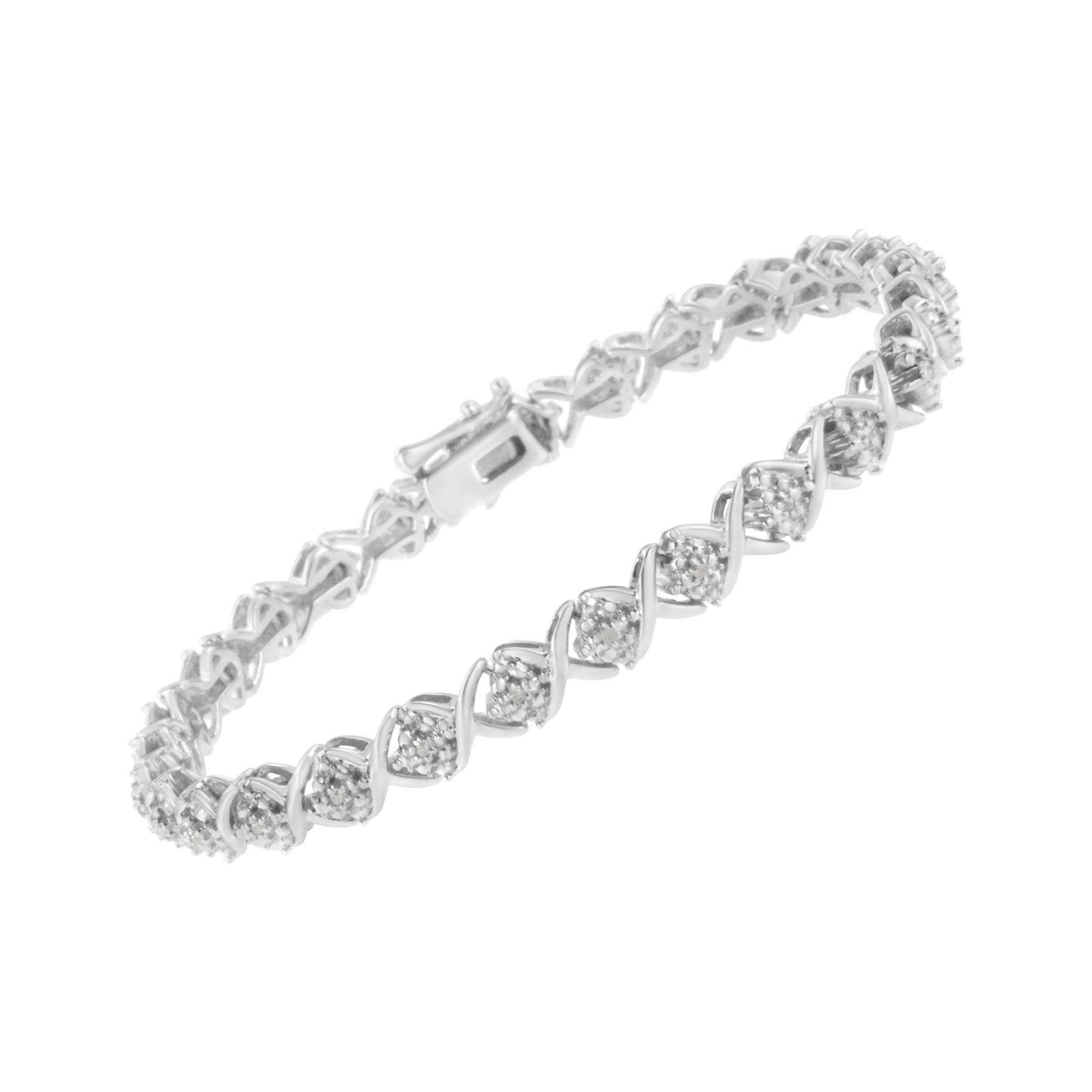 Embellissez votre poignet avec ce magnifique bracelet à maillons orné de diamants. Des pièces géométriques perlées tiennent au cœur un diamant rond de qualité promo. Des maillons en X en argent poli alternent avec les pièces géométriques et créent
