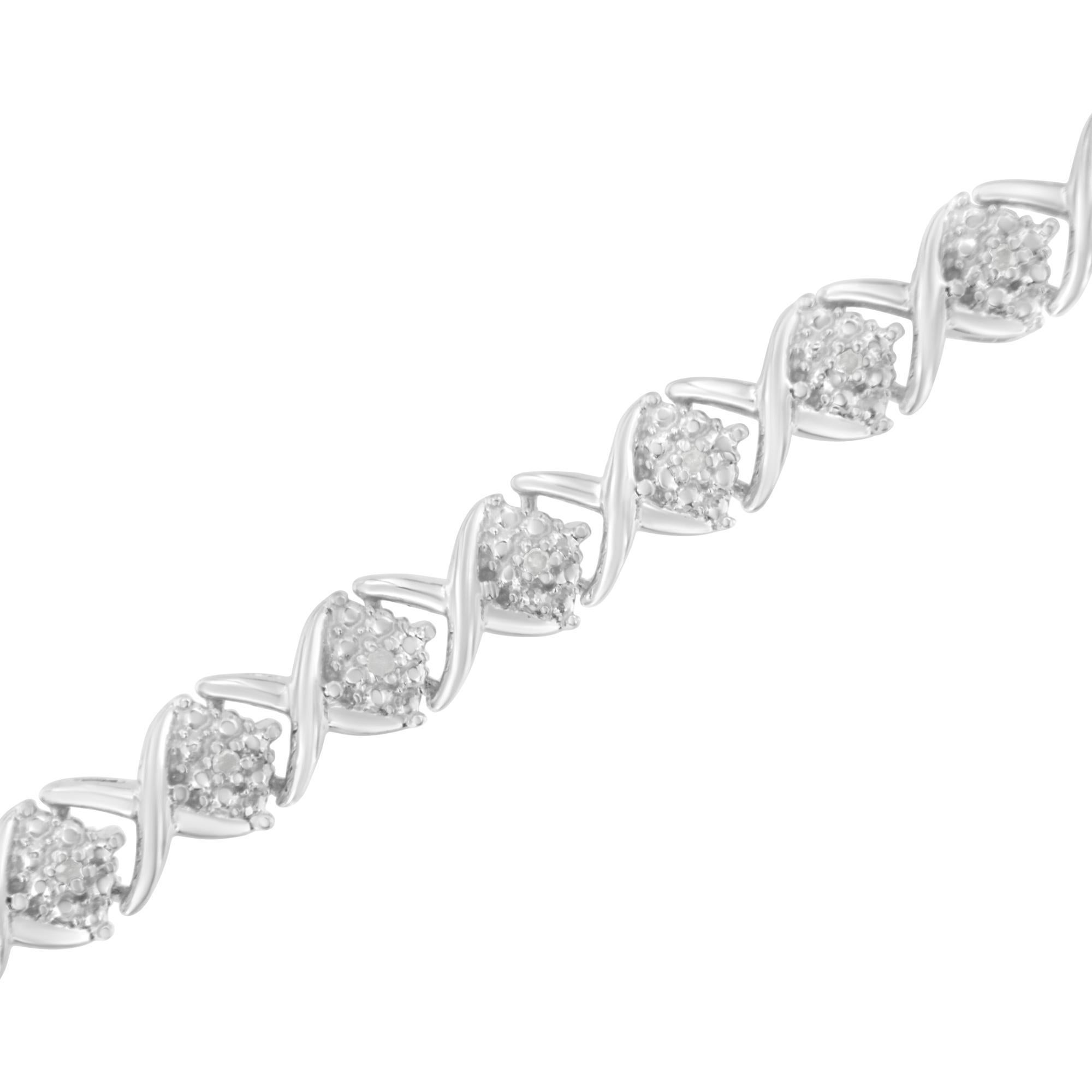 Moderne .925 Sterling Silver Round Diamond Accentured Floral Cluster and 