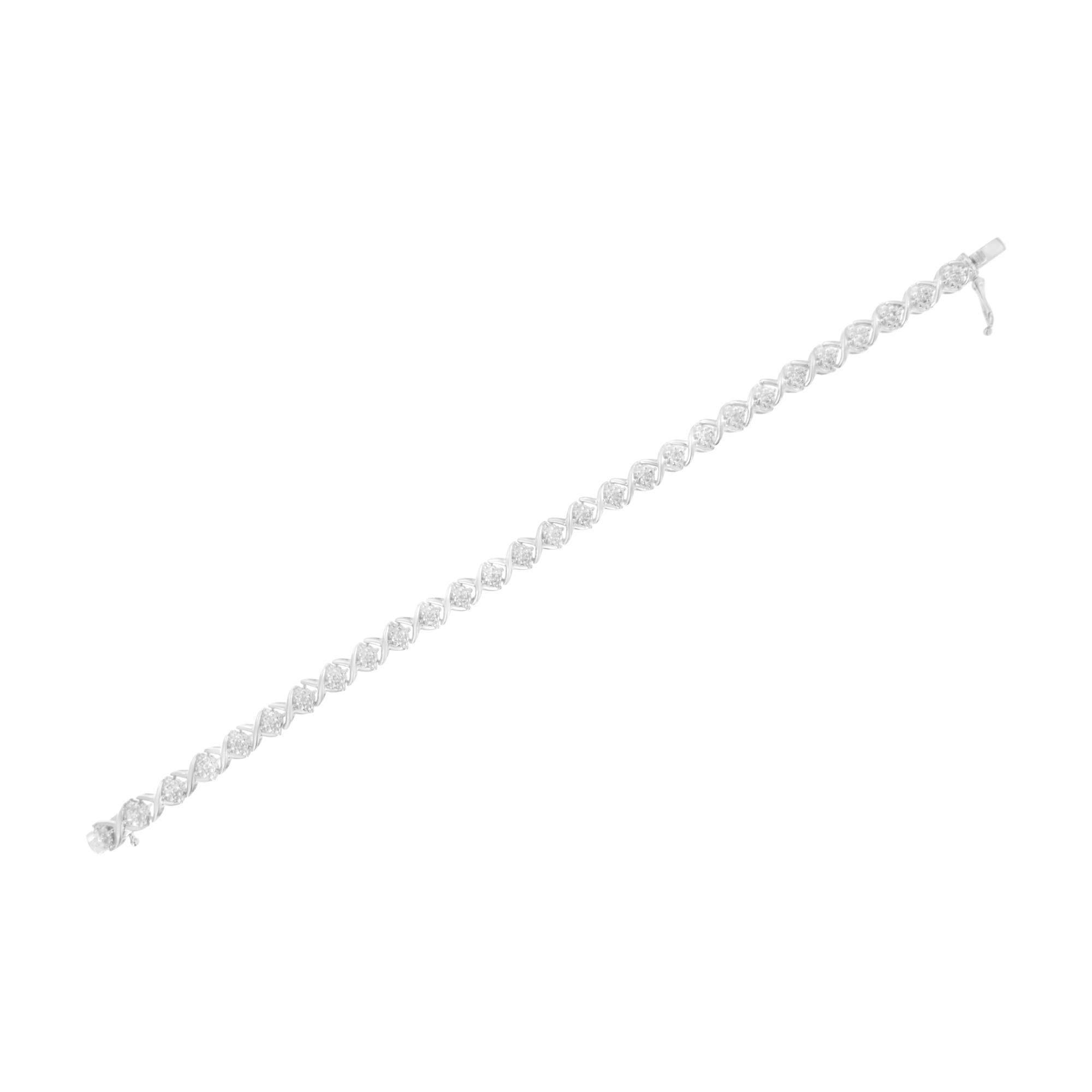 Taille ronde .925 Sterling Silver Round Diamond Accentured Floral Cluster and 