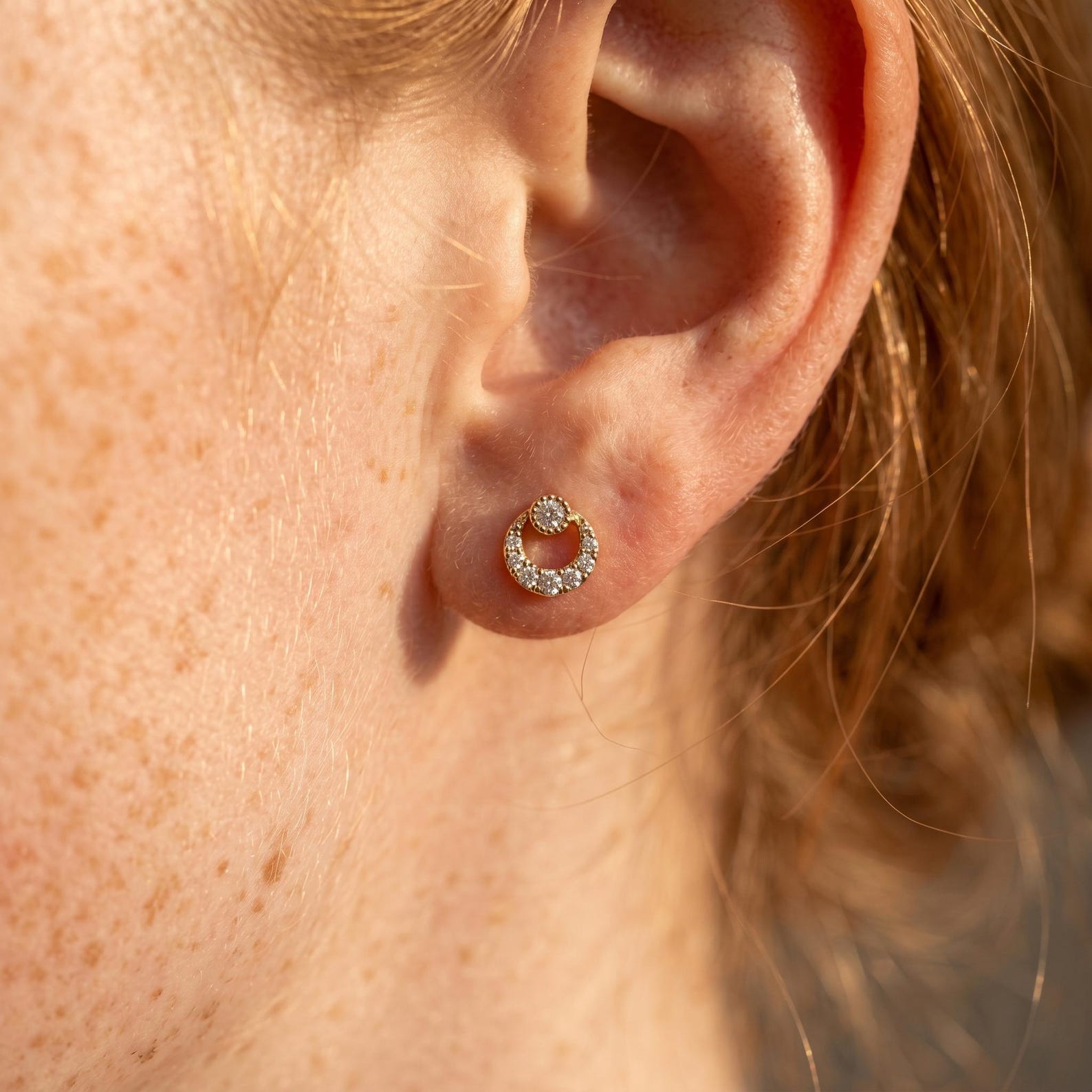 925 Sterling Silver Round Shaped Studs Minimalist Natural Pave Diamond Earrings. For Sale