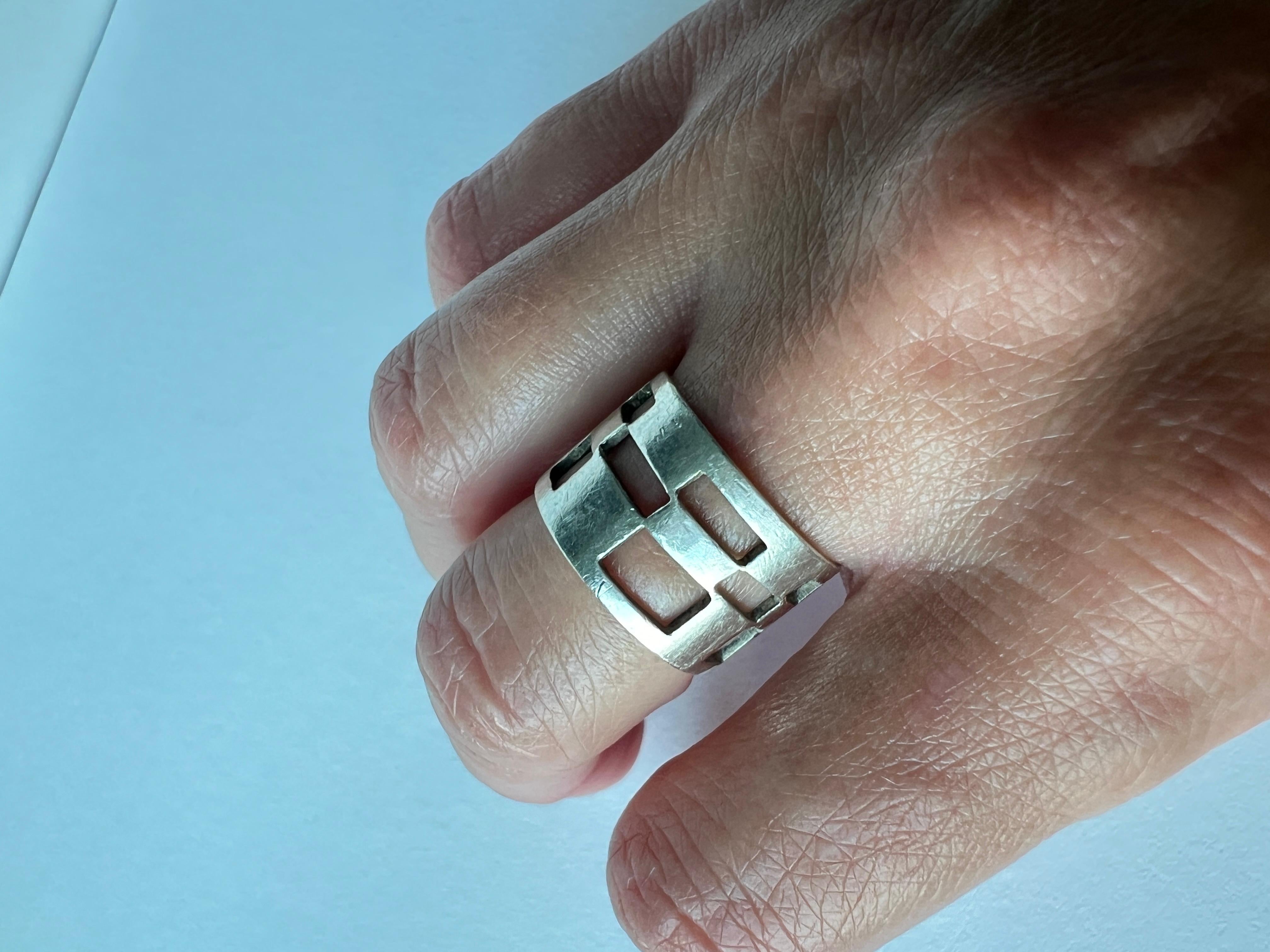 925 Sterling Silver Square Holes Ring Size 5.5 In Good Condition For Sale In Reston, VA