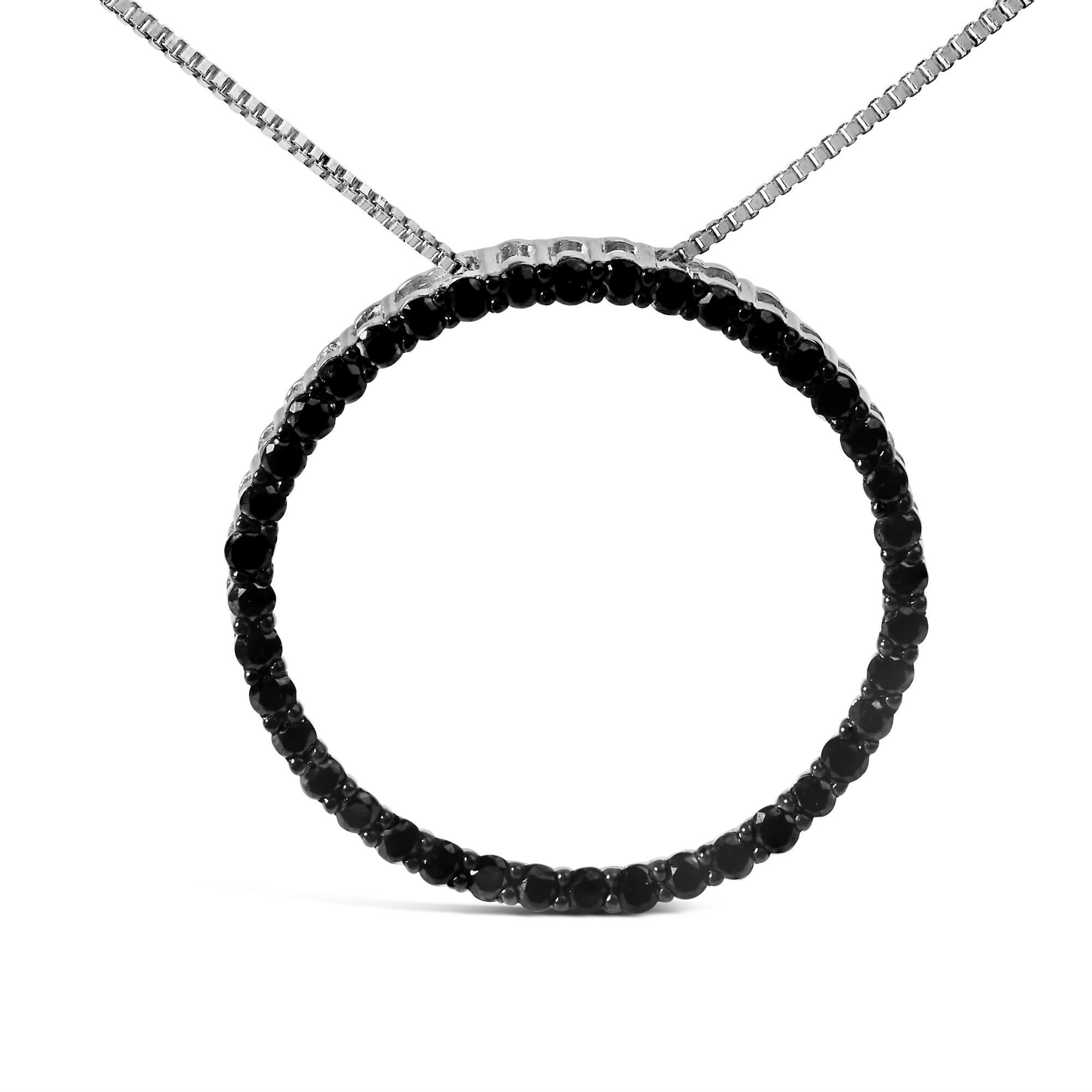 Découvrez l'allure captivante de ce superbe collier pendentif à anneau ouvert, conçu pour faire une déclaration audacieuse. Fabriquée en argent sterling .925, cette pièce exquise est ornée de diamants noirs naturels de 1,0 carat. Chaque pierre