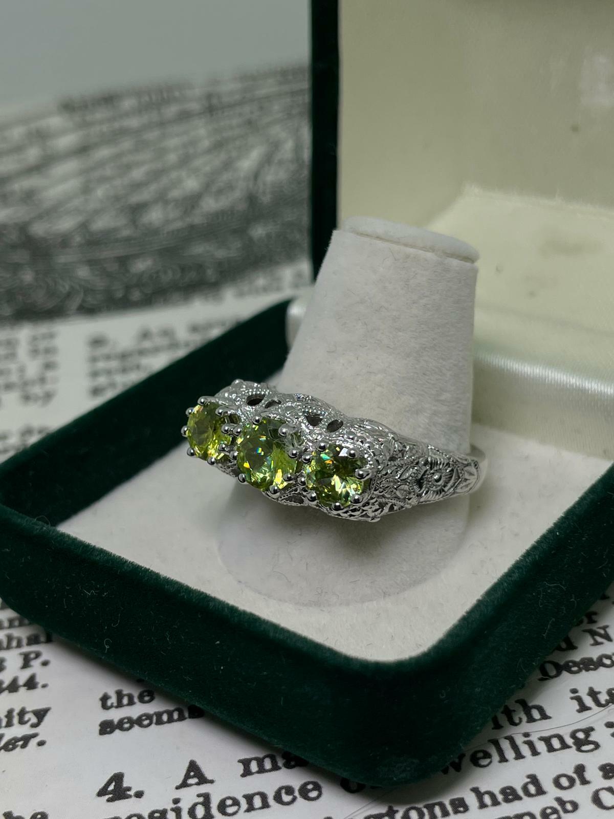 925 Sterlingsilber Vintage-Ring mit grünen und weißen Kristallen (Rundschliff) im Angebot