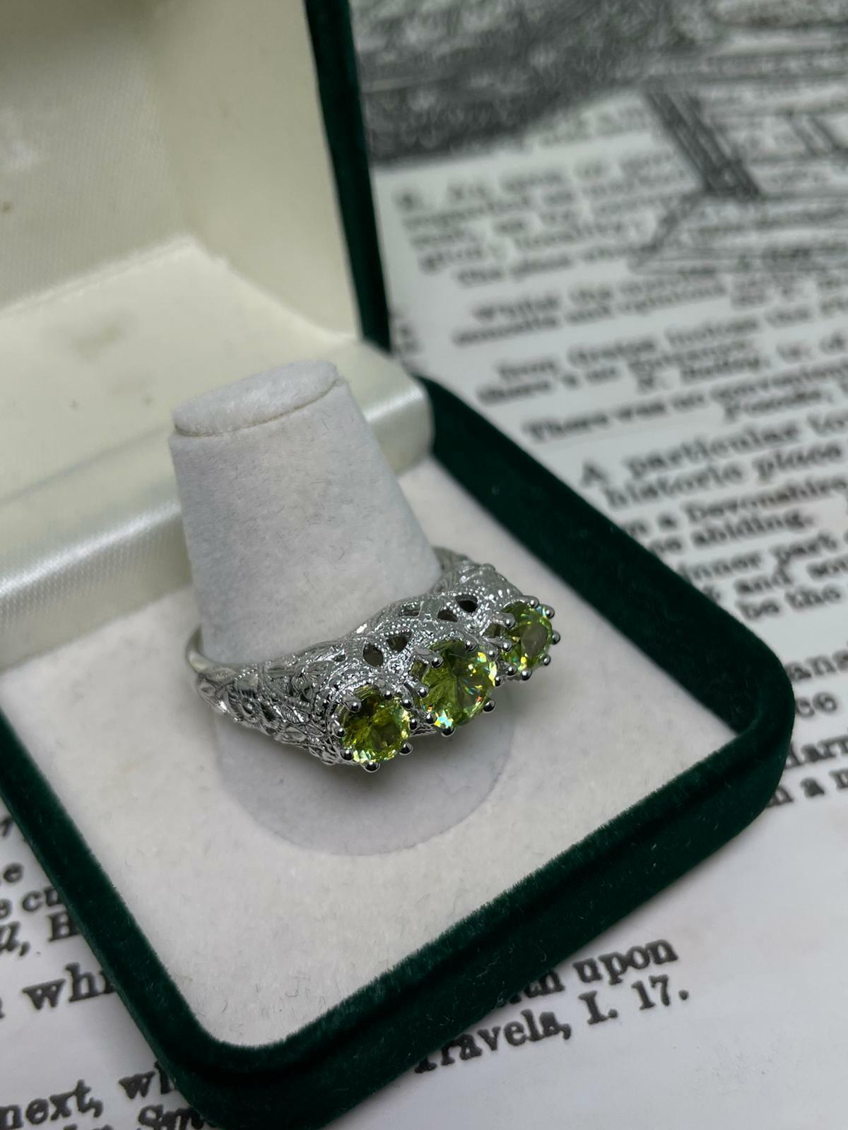 925 Sterling Silver Vintage Ring set with Green & White Crystals In Excellent Condition For Sale In MELBOURNE, AU