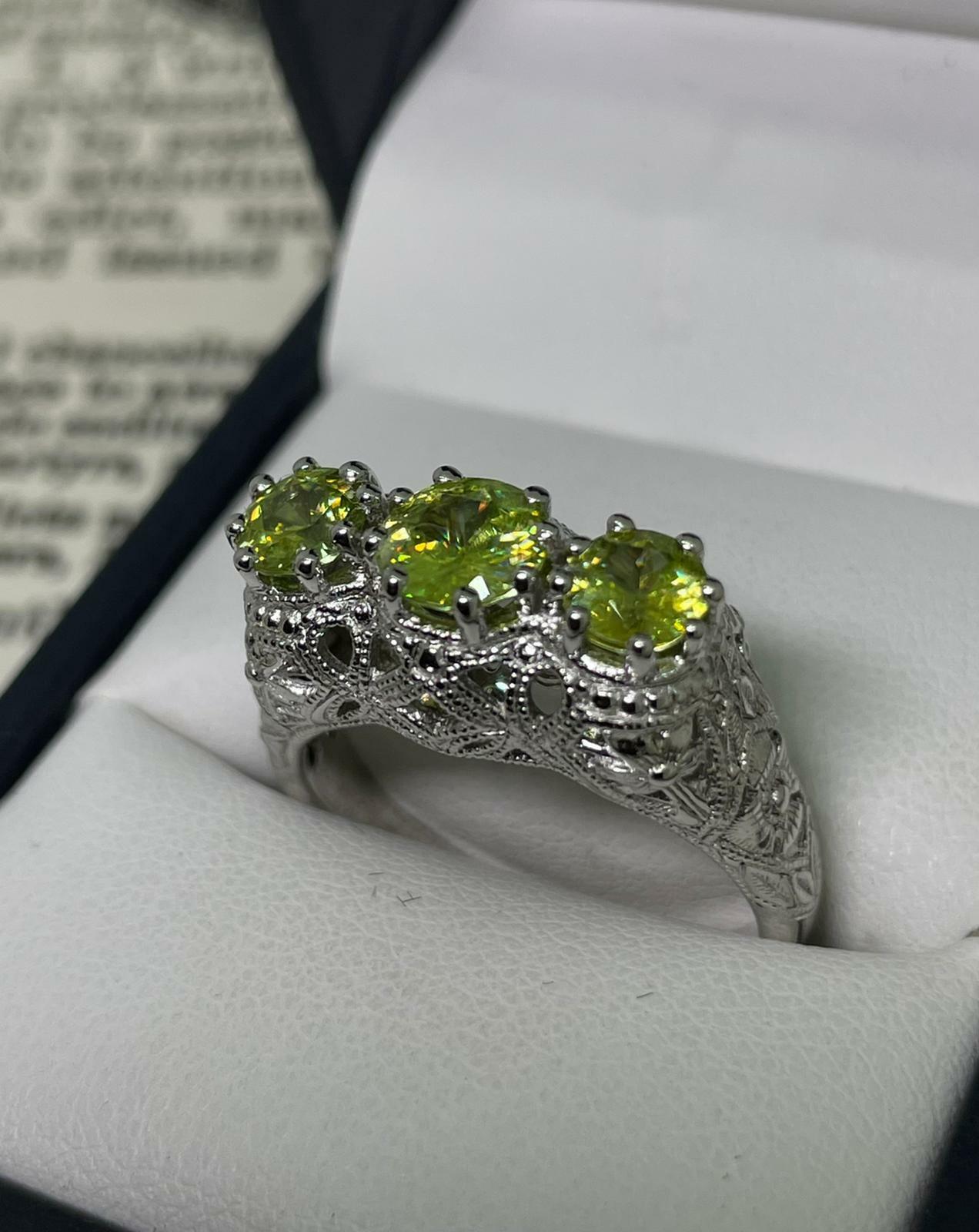 925 Sterling Silver Vintage Ring set with Green & White Crystals For Sale 2