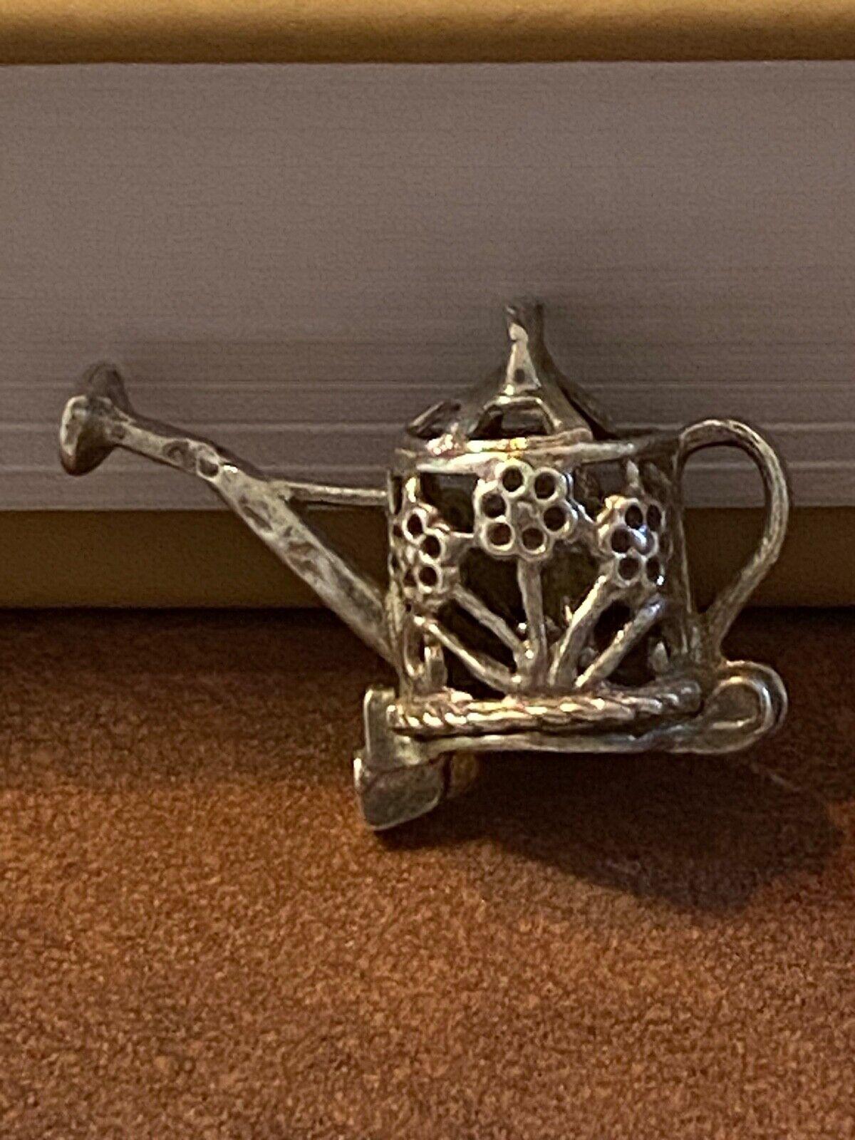 Aufwändig gestaltet als Watering Can, 
Dieser hübsche Vintage-Charme wurde sorgfältig hergestellt.
aus 925er Sterlingsilber  

Außergewöhnlich detailliert mit floralem Motiv, 
Dieser Charme soll überraschen und erfreuen, 
wenn es sich öffnet und