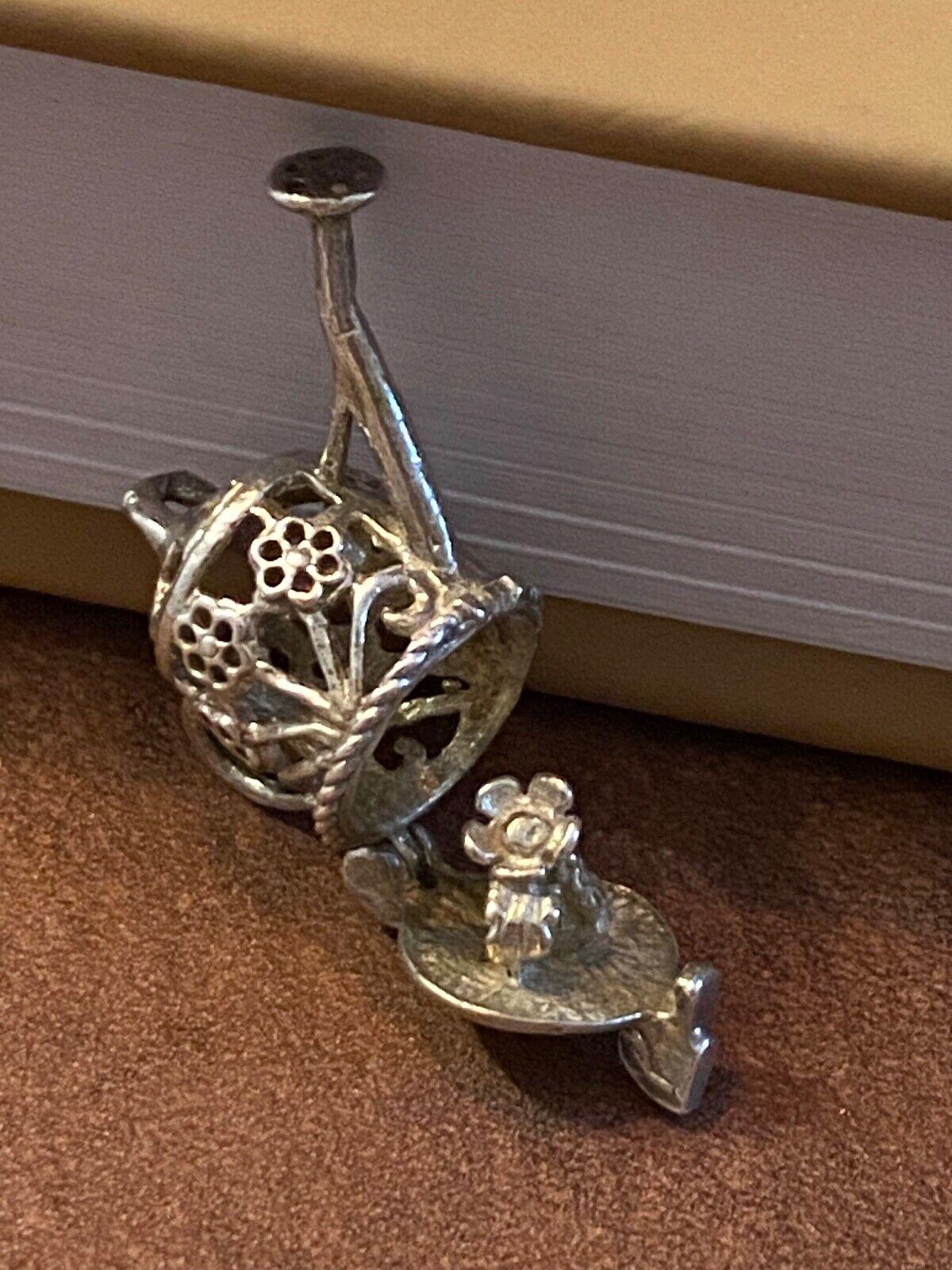 925 Sterling Silber Gießkanne Charme (Anhänger) Öffnung zu offenbaren Daisy Blume im Zustand „Hervorragend“ im Angebot in MELBOURNE, AU