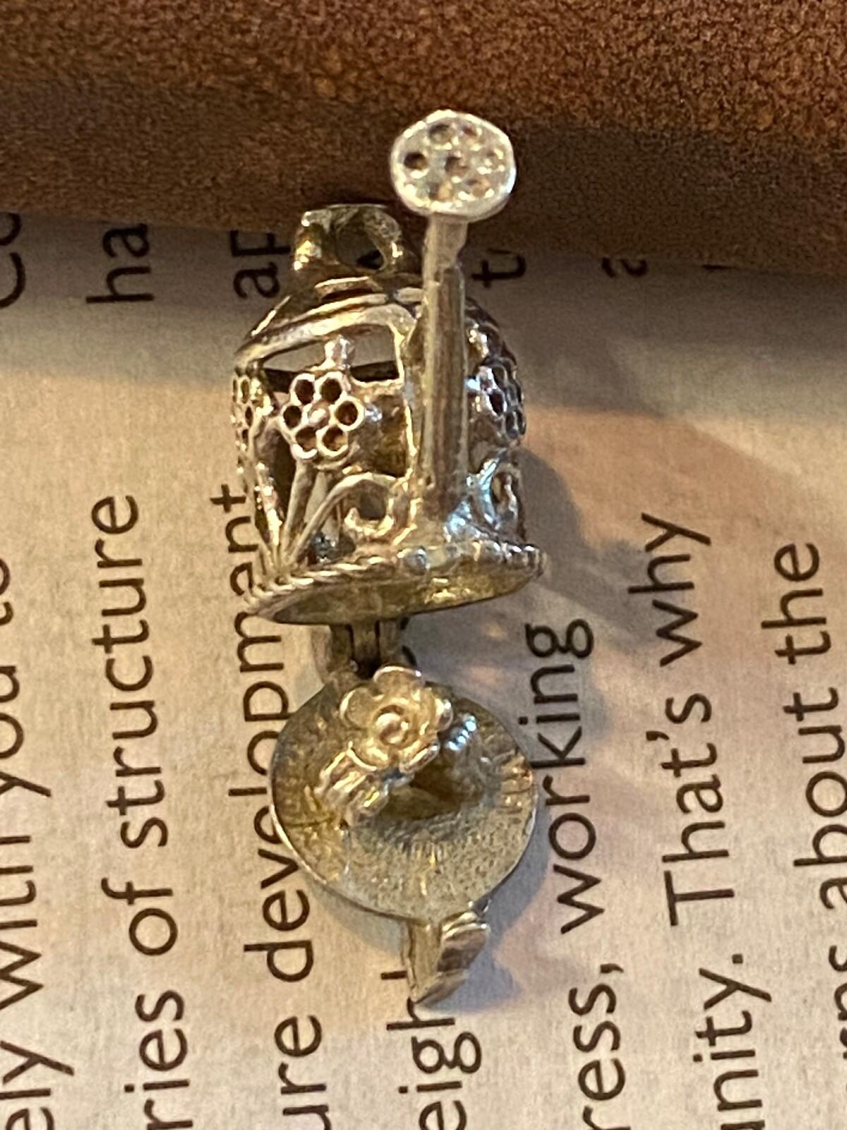 925 Sterling Silber Gießkanne Charme (Anhänger) Öffnung zu offenbaren Daisy Blume im Angebot 1