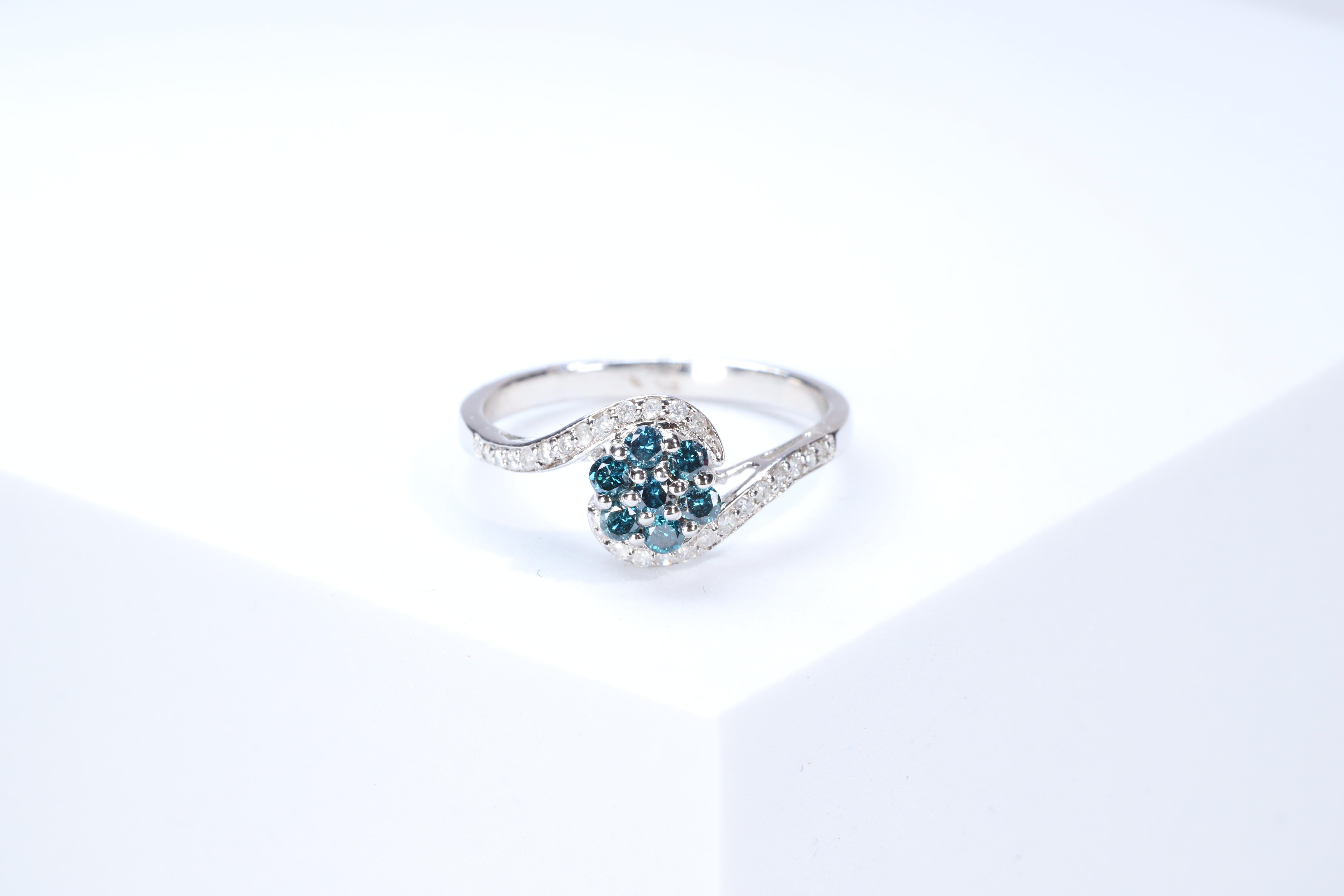 Une bague d'éternité unique, intemporelle et élégante. Décorez-vous de luxe avec cette bague Gin and Grace. Le bijou en argent sterling 925 est orné de diamants blancs naturels de taille ronde (24 pièces) 0,15 carat, de diamants bleus (7 pièces)