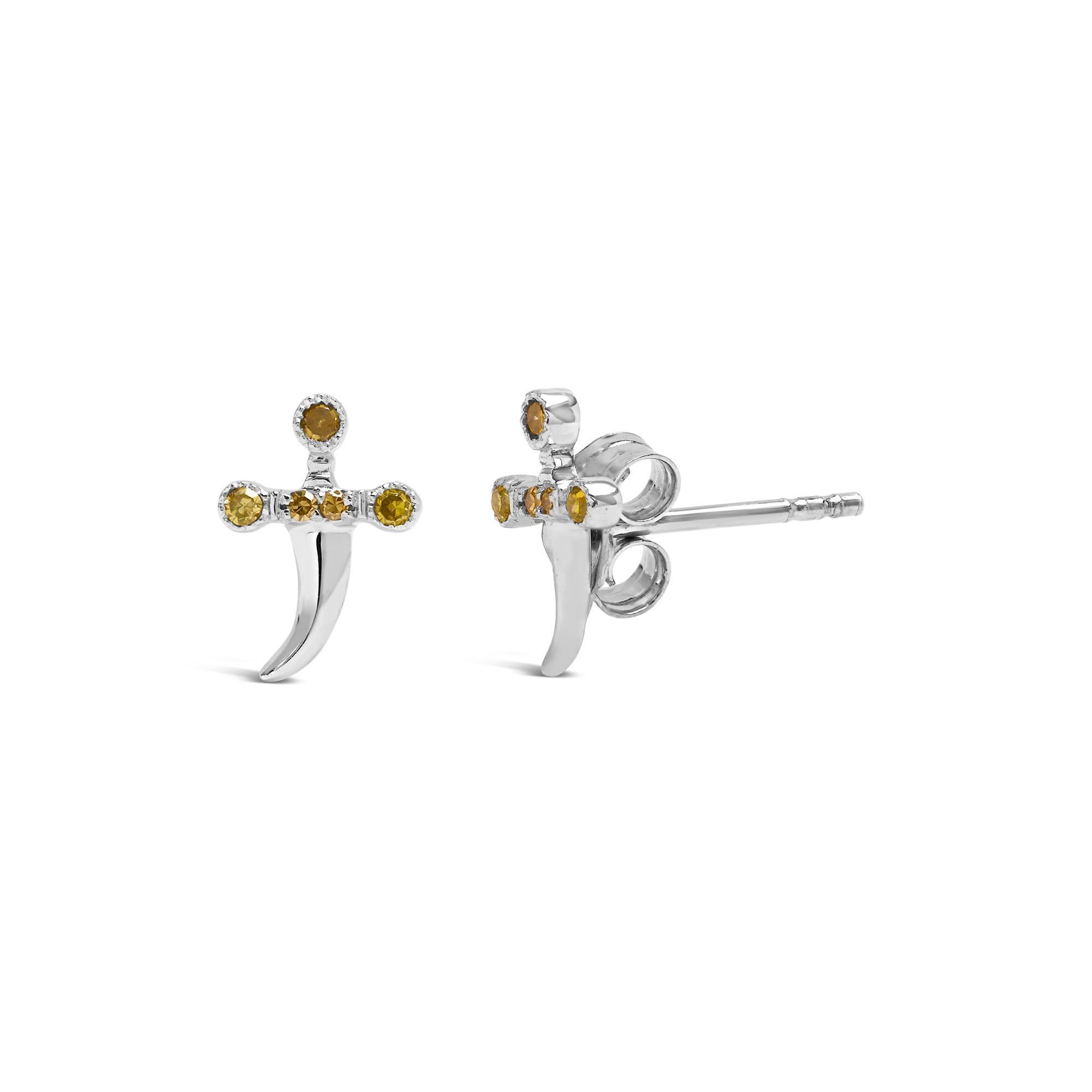 Questi orecchini, impregnati di un fascino audace e di uno spirito audace, ridefiniscono il lusso moderno. Realizzato in argento 925 rodiato, il motivo del coltello presenta una silhouette audace, allo stesso tempo nitida e ammaliante. L'impugnatura