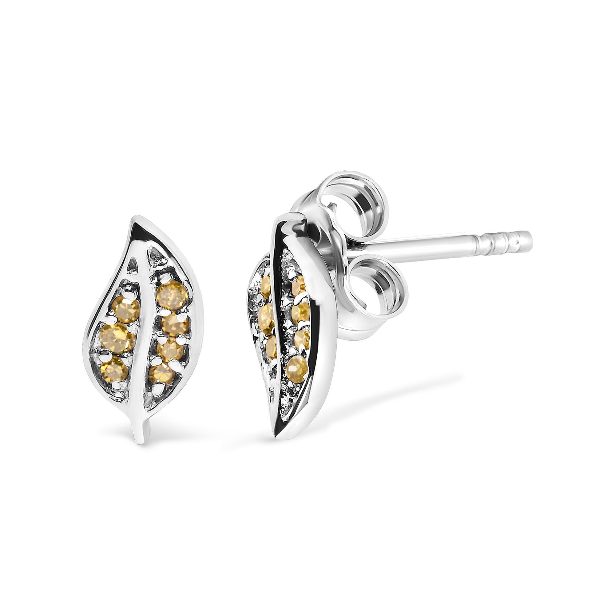 Squisitamente progettati per rispecchiare l'eterea bellezza della natura, questi orecchini a perno incantano con la loro delicata forma a foglia, meticolosamente realizzata in argento sterling 925 di alta qualità con una finitura rodiata che