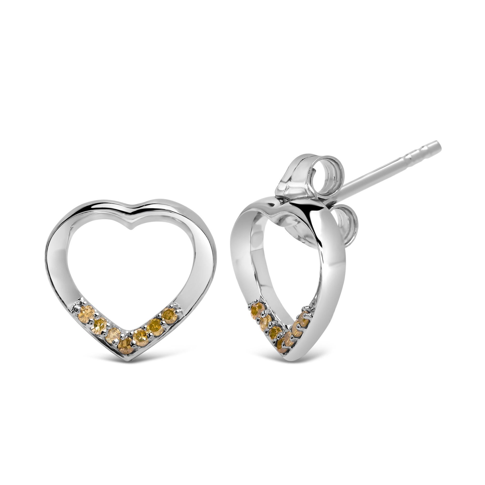 Offrez à vos lobes le charme enchanteur de ces clous d'oreilles à cœur ouvert en argent sterling, plaqués rhodium pour une touche de brillance supplémentaire qui témoigne de l'aspiration de l'âme à la beauté. Délicatement nichés le long de la courbe