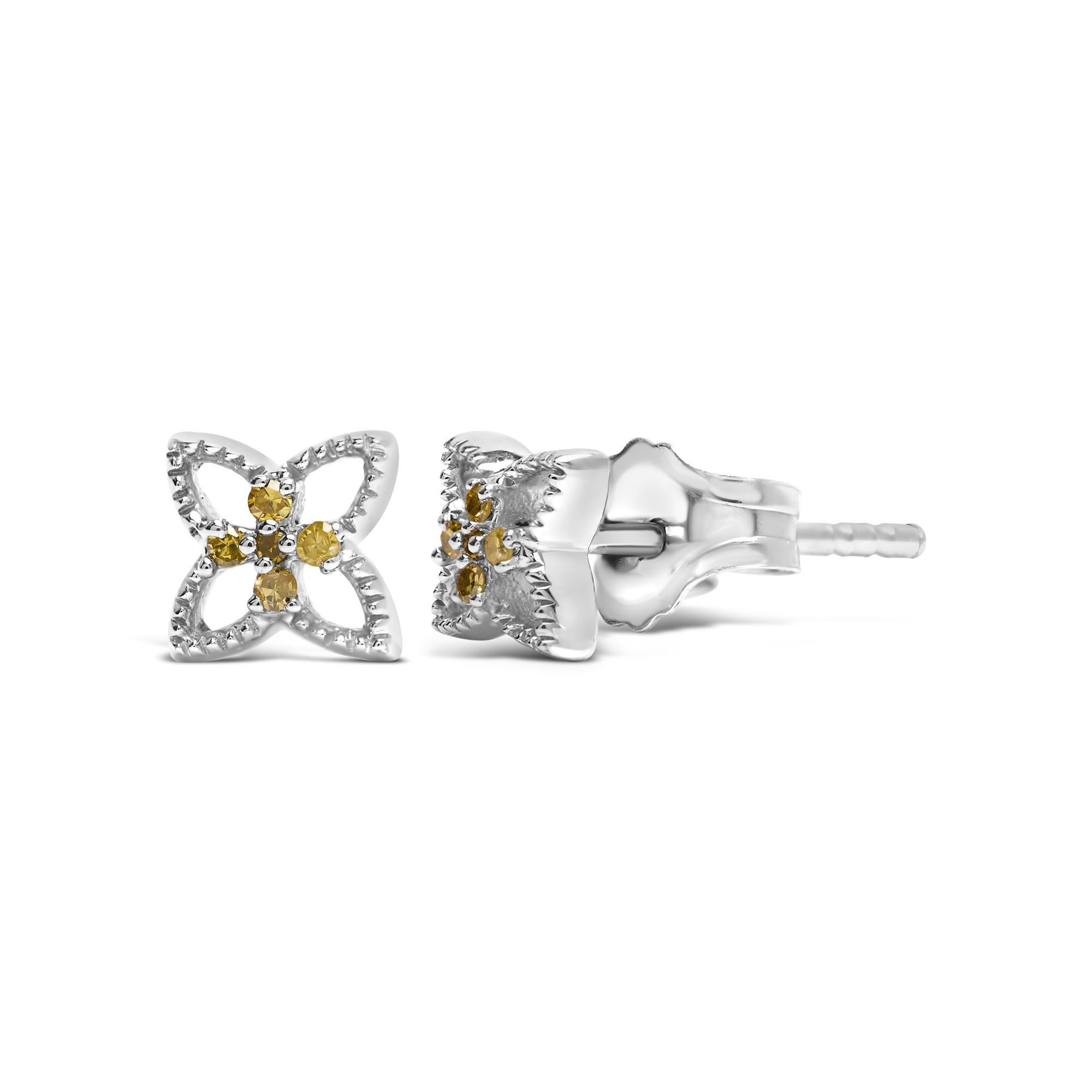 Realizzati in luminoso argento 925 e placcati in rodio per una maggiore brillantezza e resistenza, questi squisiti orecchini a perno sbocciano con il fascino di un fiore a quattro petali, ognuno dei quali è delicatamente intagliato e incrostato di