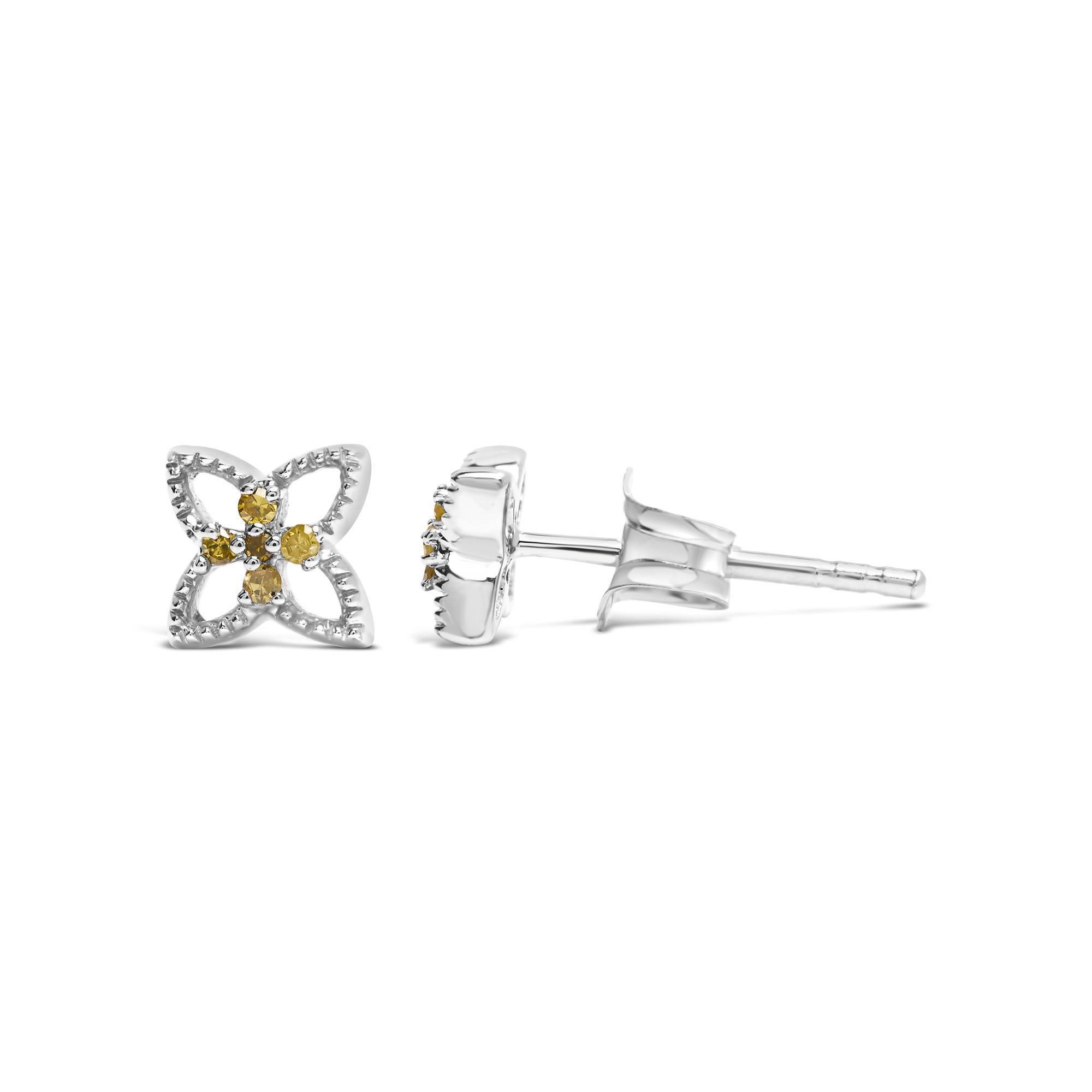 Moderno Orecchini a perno a 4 petali con diamanti in argento 925, trattati in giallo.