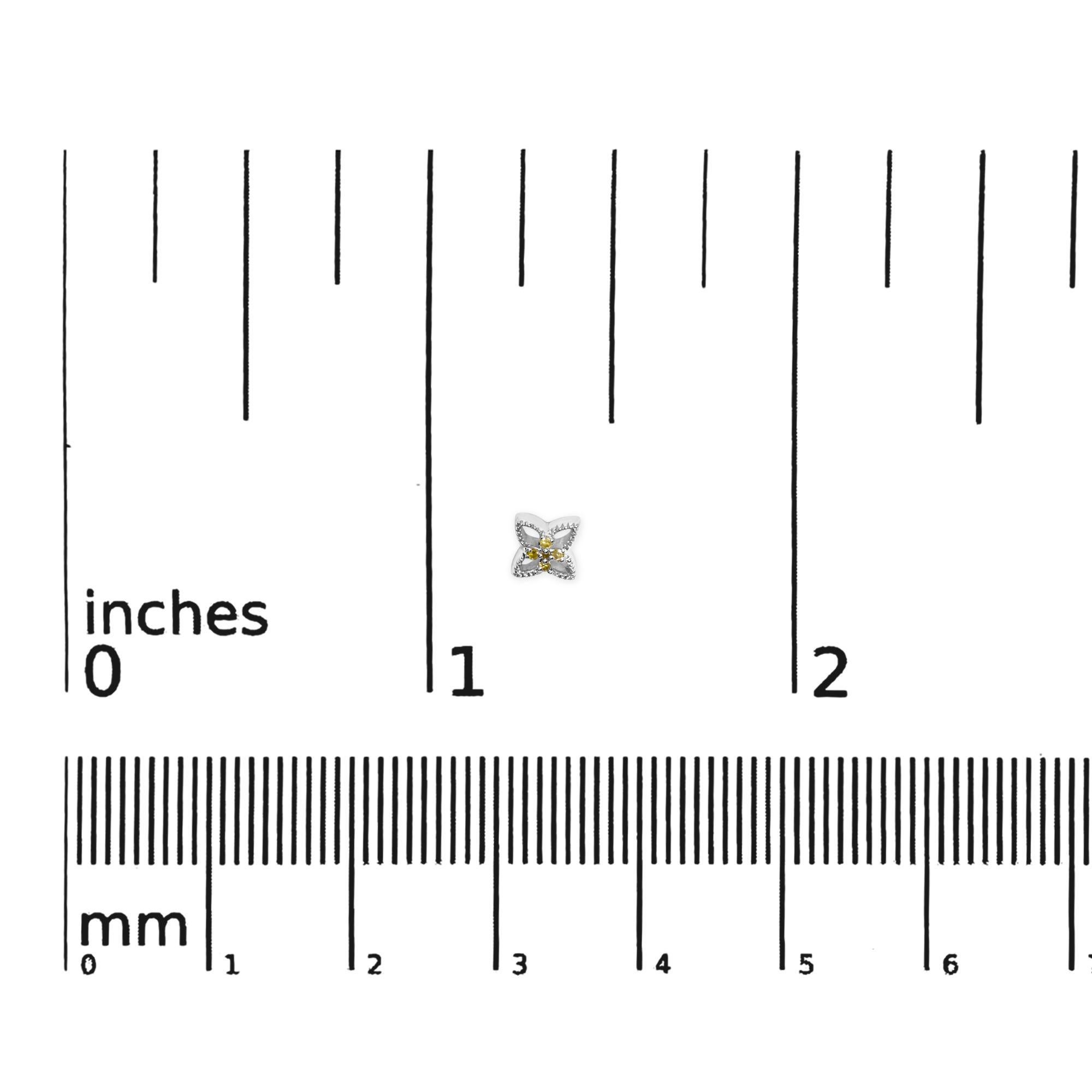Orecchini a perno a 4 petali con diamanti in argento 925, trattati in giallo. In condizioni Nuovo a New York, NY