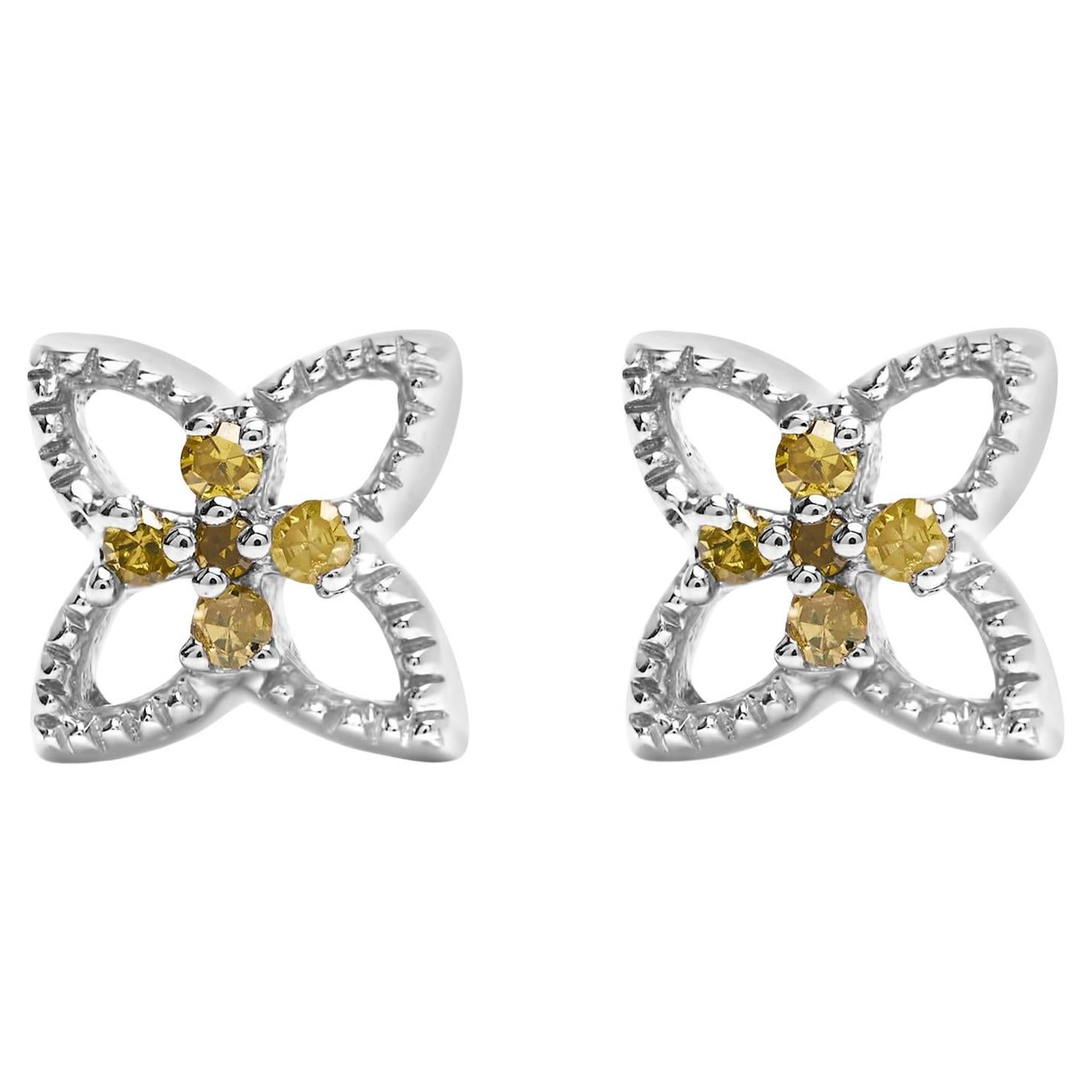 Orecchini a perno a 4 petali con diamanti in argento 925, trattati in giallo.